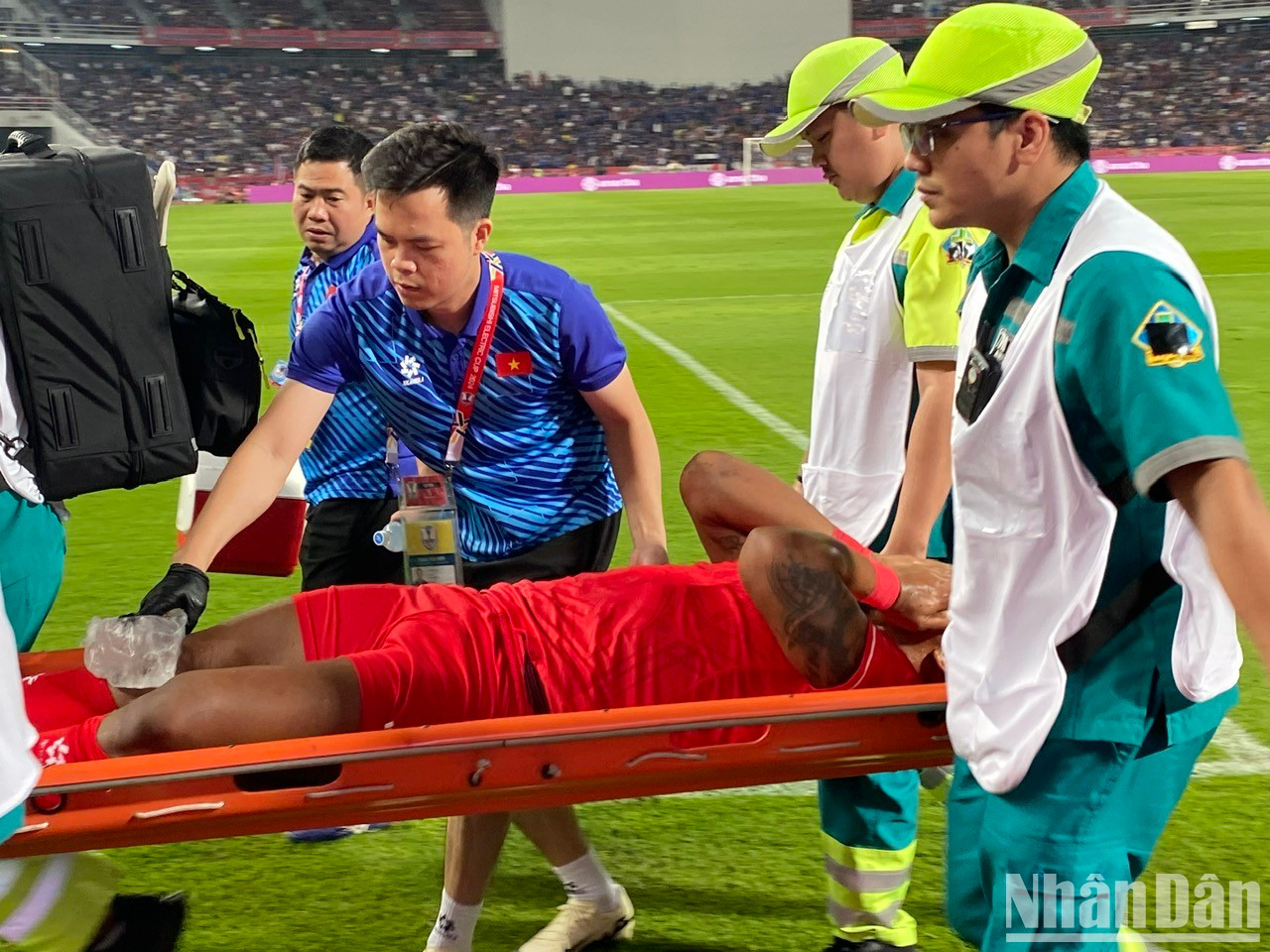Xuan Son no puede continuar jugando y es trasladado de inmediato al hospital. Xuan Son no puede continuar jugando y es trasladado de inmediato al hospital.