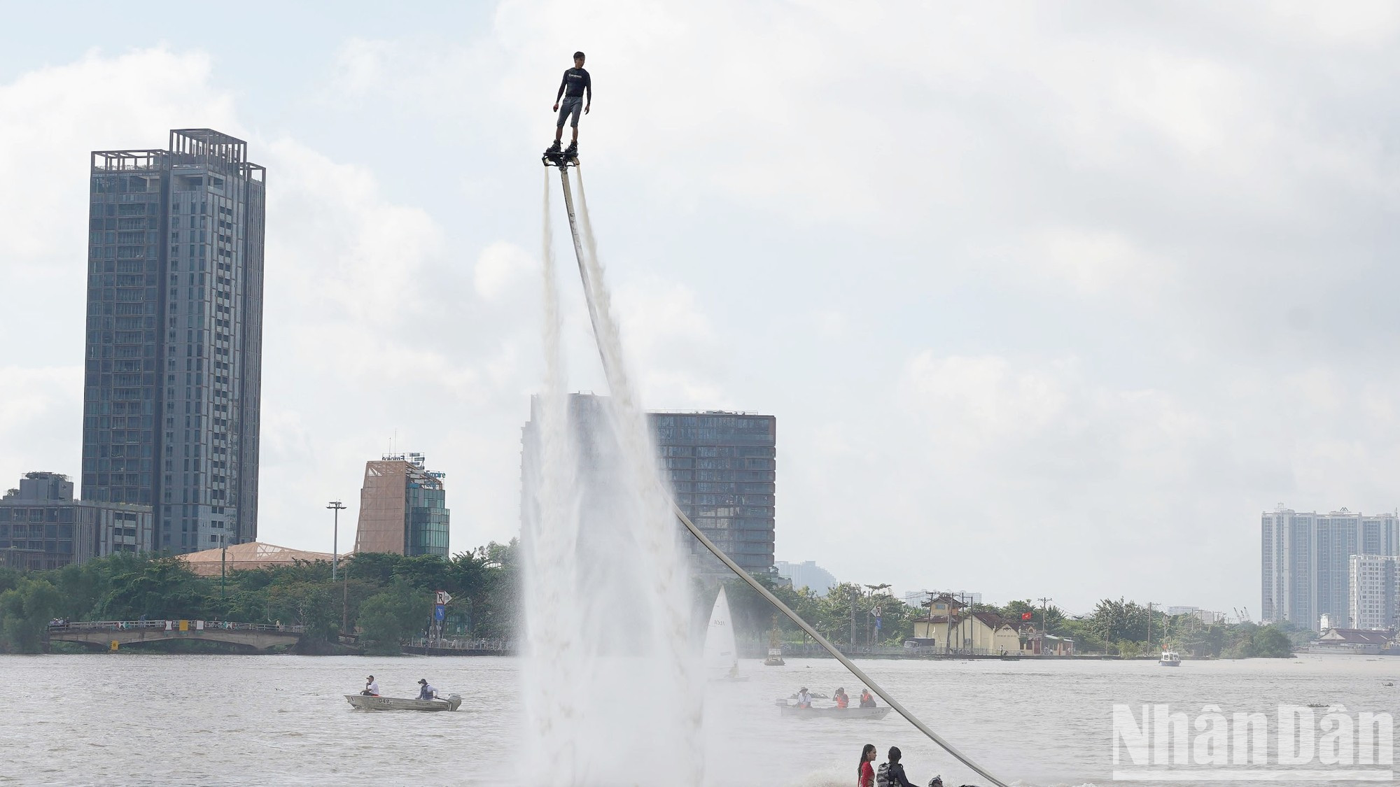 Una actuación de vuelo en jet board. Una actuación de vuelo en jet board.