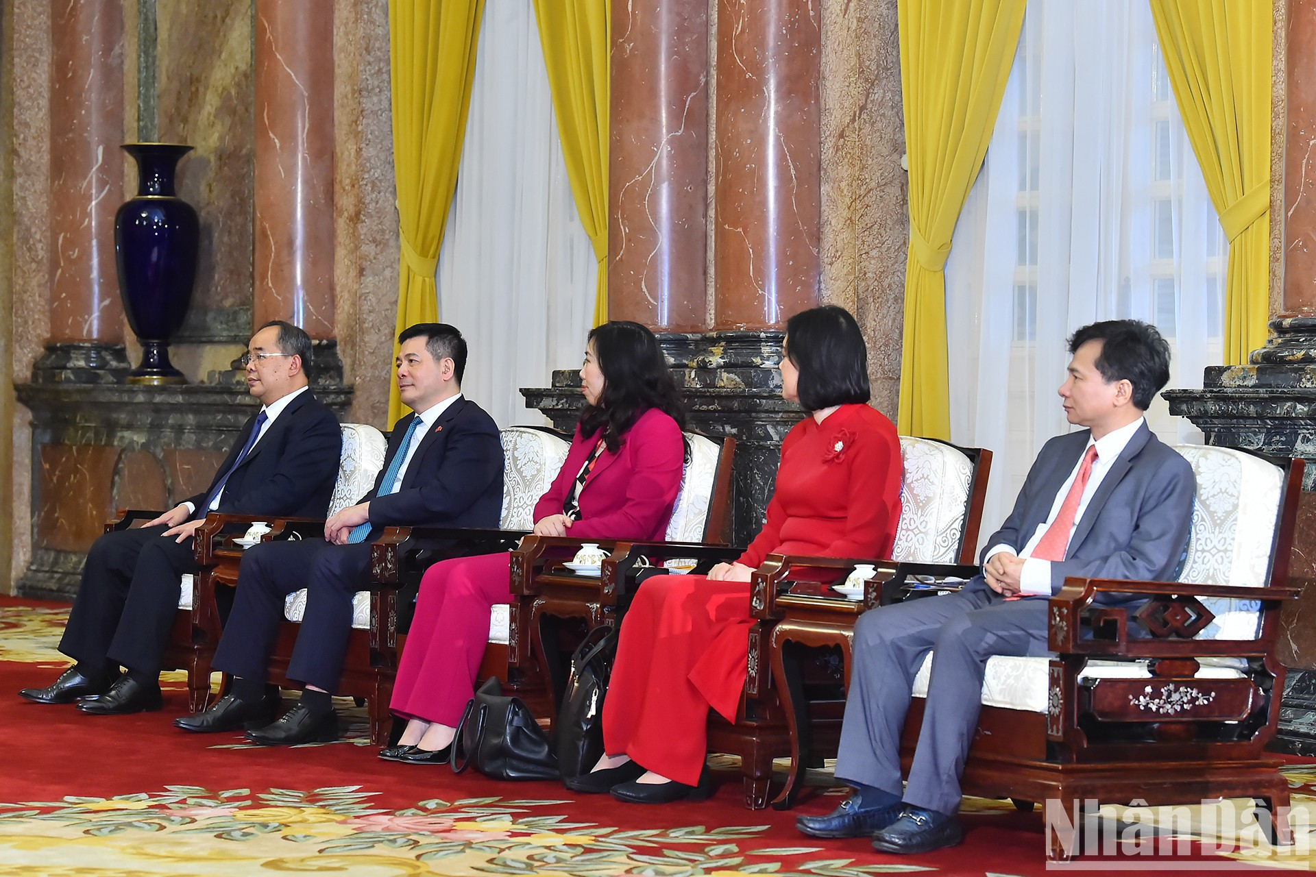 Funcionarios vietnamitas asisten al encuentro. Funcionarios vietnamitas asisten al encuentro.