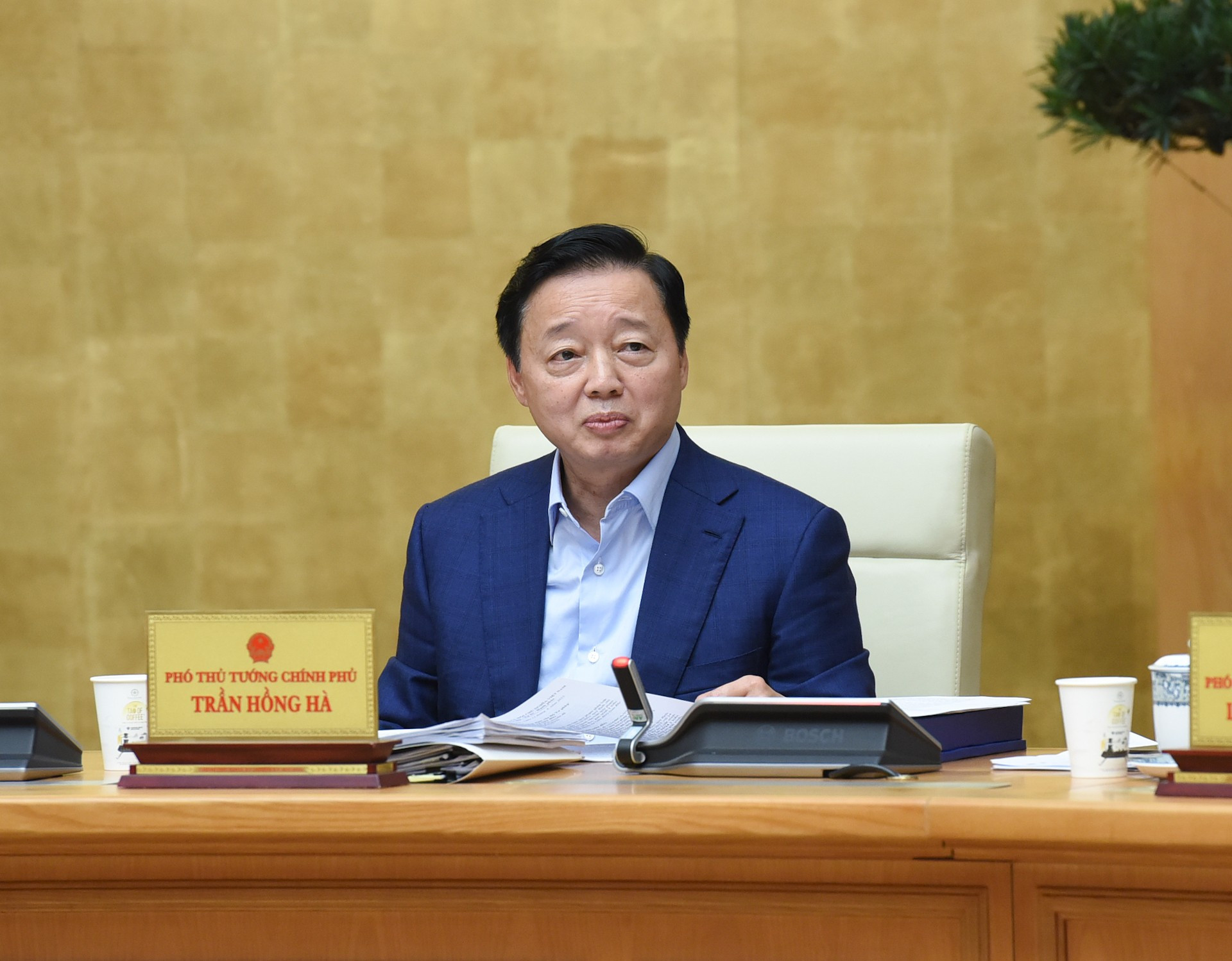 El vice primer ministro Tran Hong Ha habla en la cita.