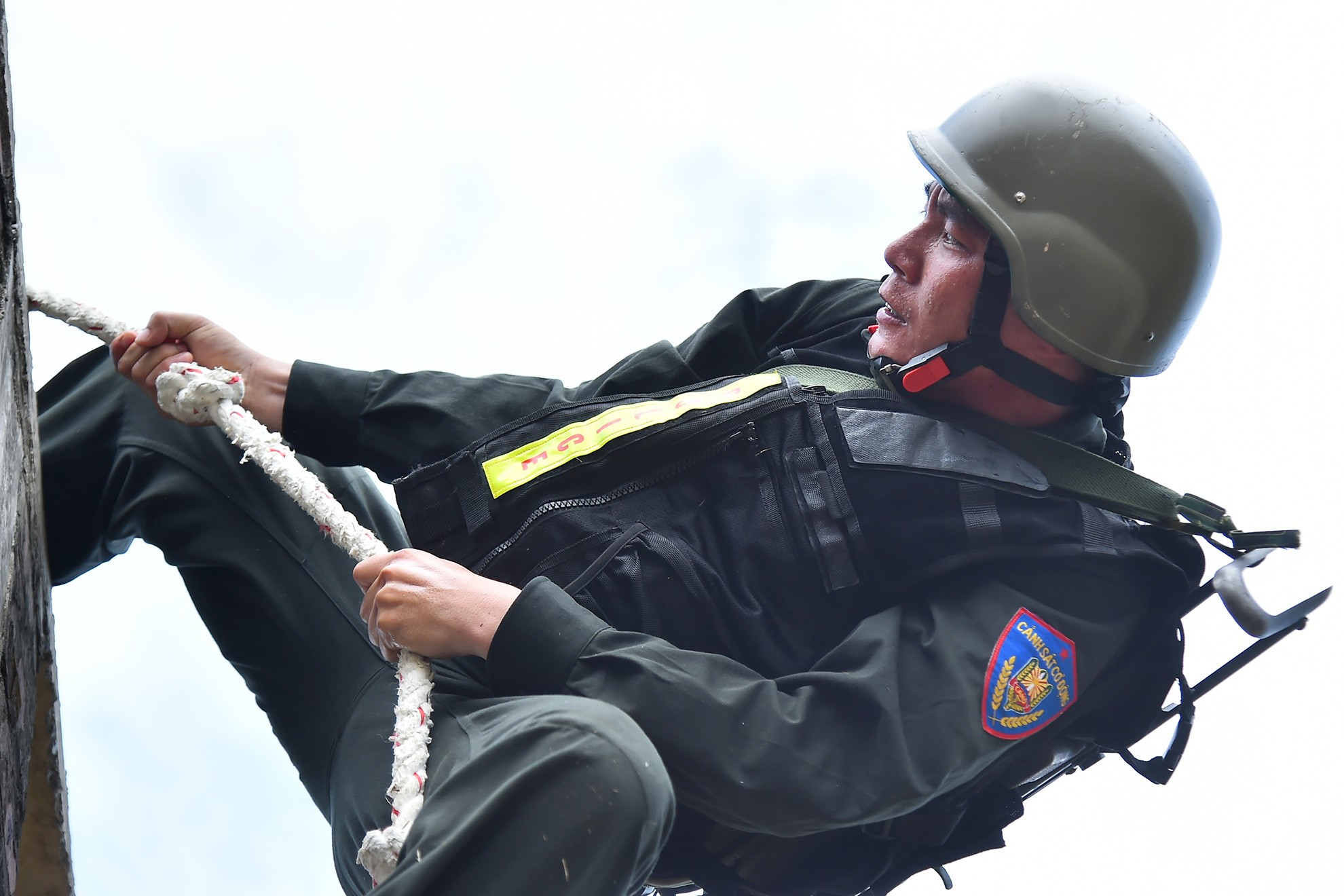 Para superar el obstáculo, que es un muro de decenas de metros de altura, forman una "escalera humana", se apoyan entre sí para superarlo y luego utilizan cuerdas para transportar a cada persona por encima del obstáculo. Para superar el obstáculo, que es un muro de decenas de metros de altura, forman una "escalera humana", se apoyan entre sí para superarlo y luego utilizan cuerdas para transportar a cada persona por encima del obstáculo.