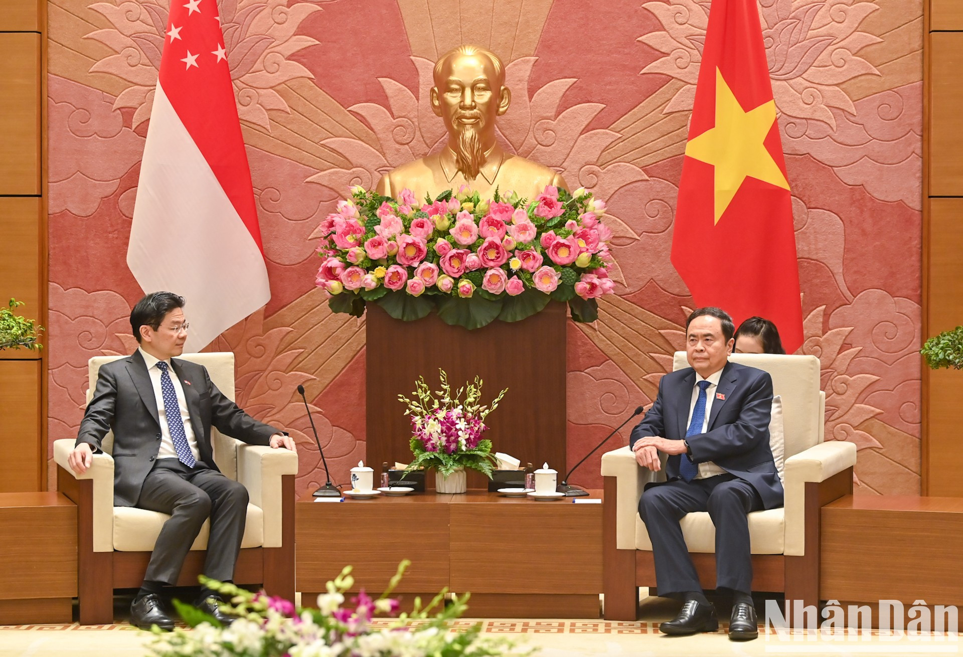 El presidente de la ANV, Tran Thanh Man, intercambia con el primer ministro de Singapur, Lawrence Wong.