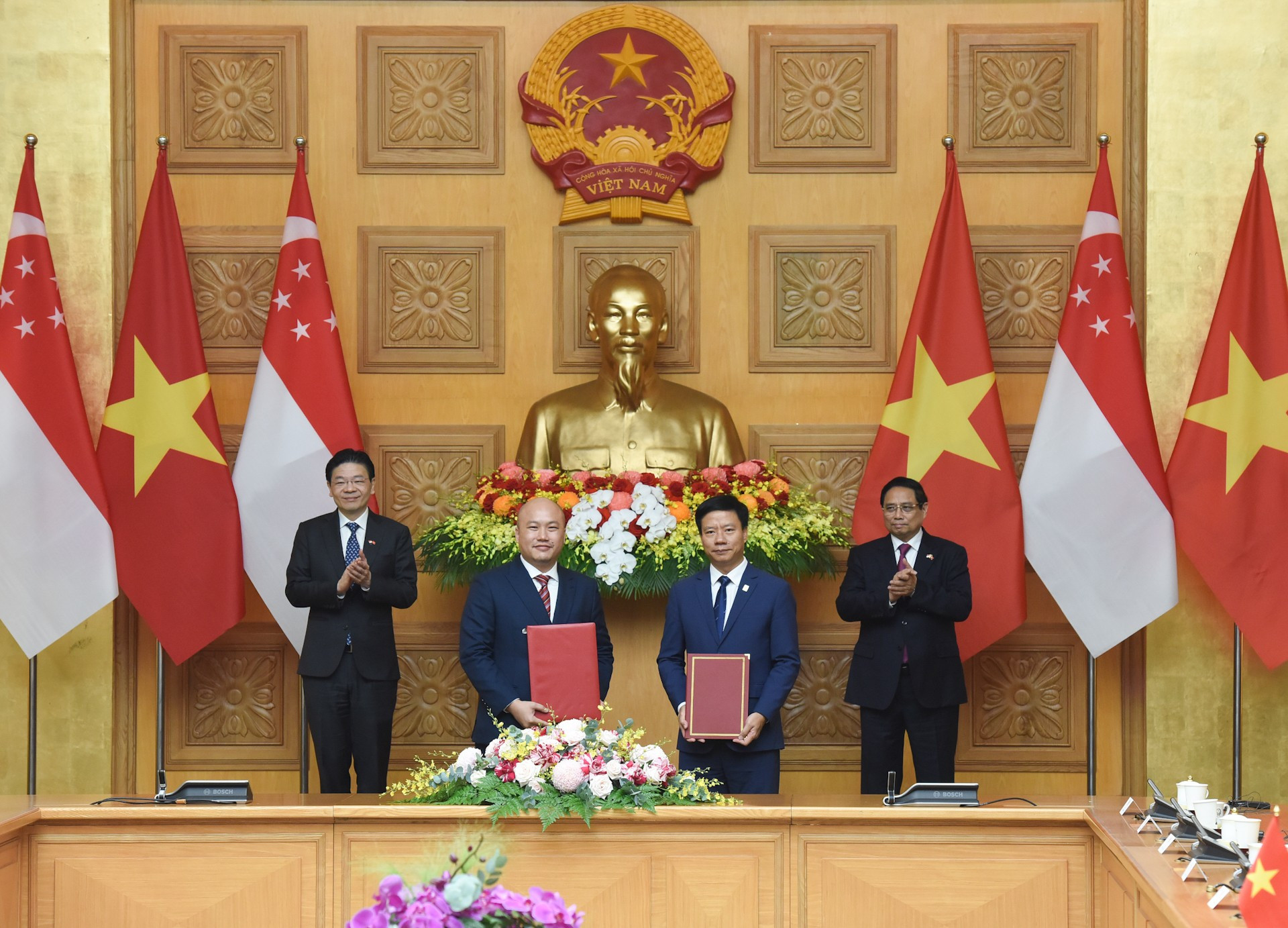 La firma del Memorando de entendimiento sobre cooperación en la implementación de pagos minoristas bilaterales a través de códigos QR entre Vietnam y Singapur. La firma del Memorando de entendimiento sobre cooperación en la implementación de pagos minoristas bilaterales a través de códigos QR entre Vietnam y Singapur.