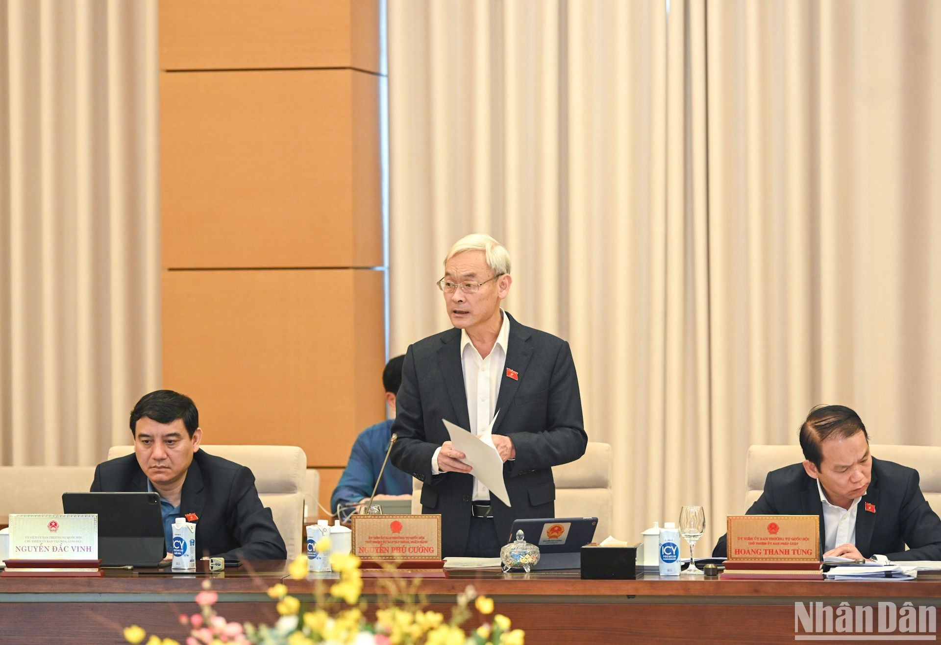 El jefe de la Comisión de Finanzas y Presupuesto, Nguyen Phu Cuong presenta informe.