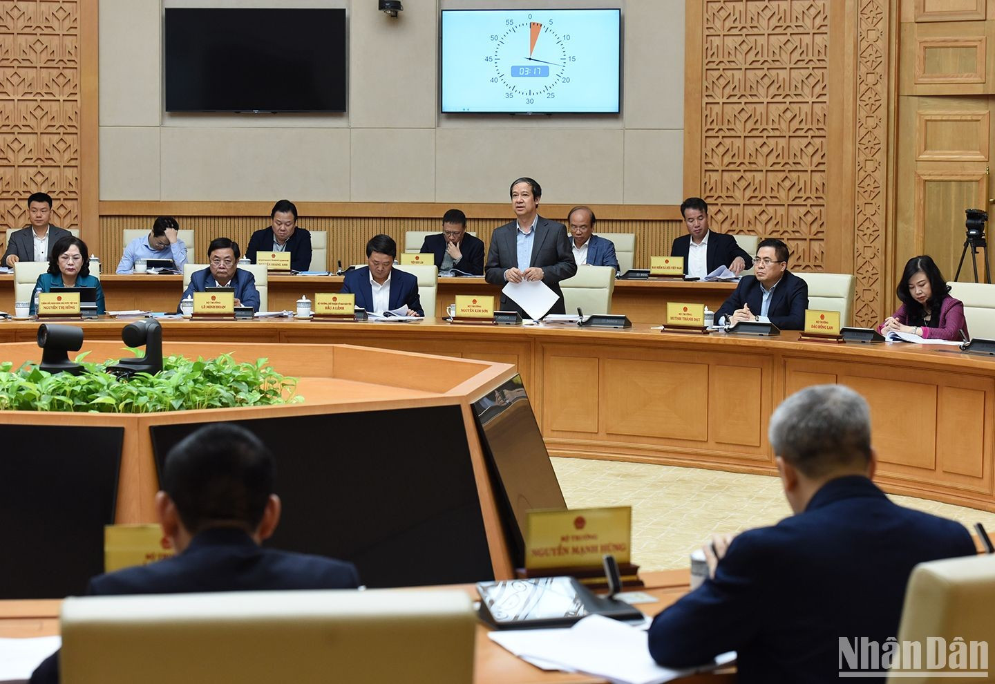 El ministro de Educación y Formación, Nguyen Kim Son habla en la reunión.