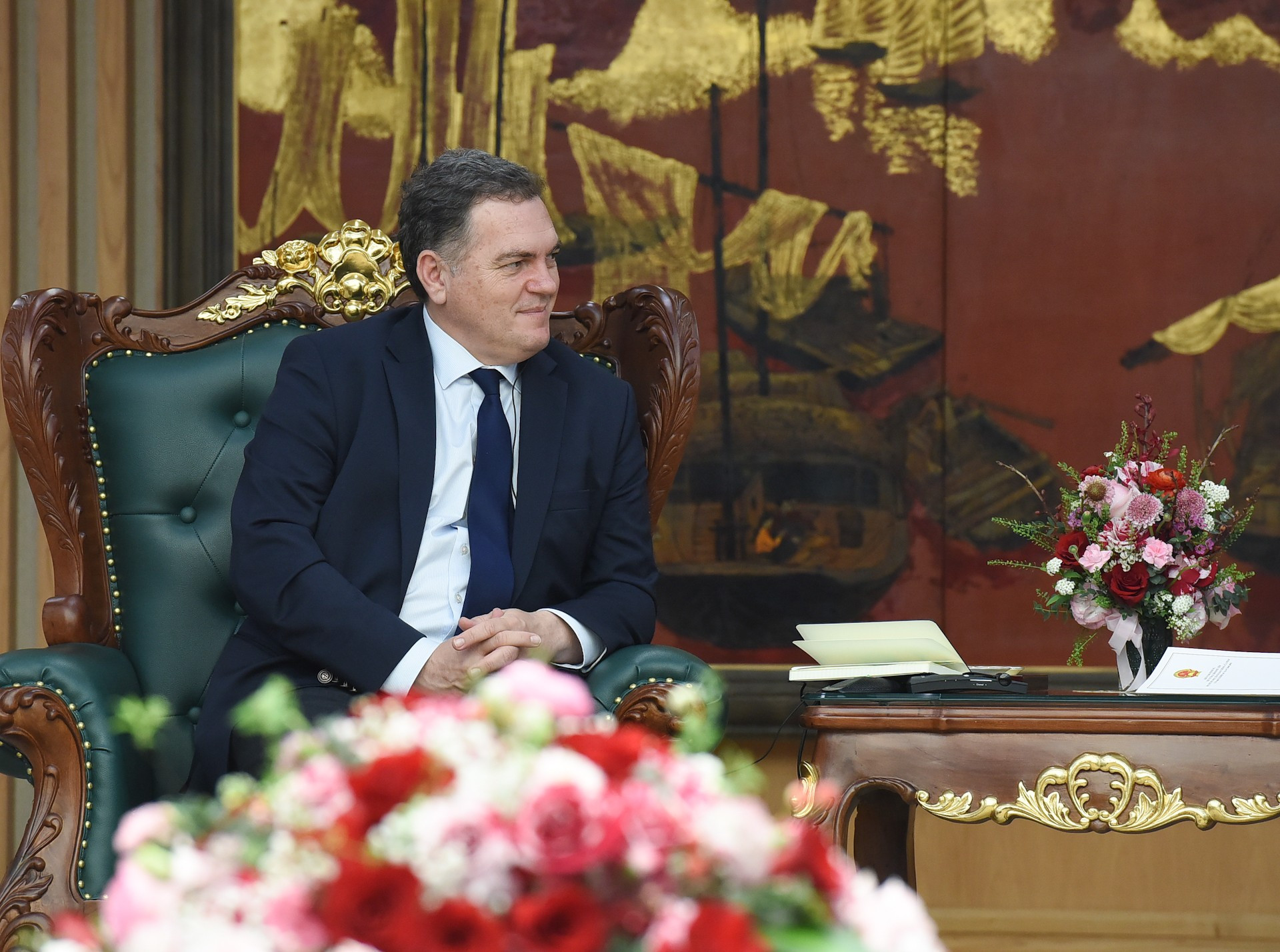 El ministro de Transporte francés, Philippe Tabarot, intercambia con el premier vietnamita.