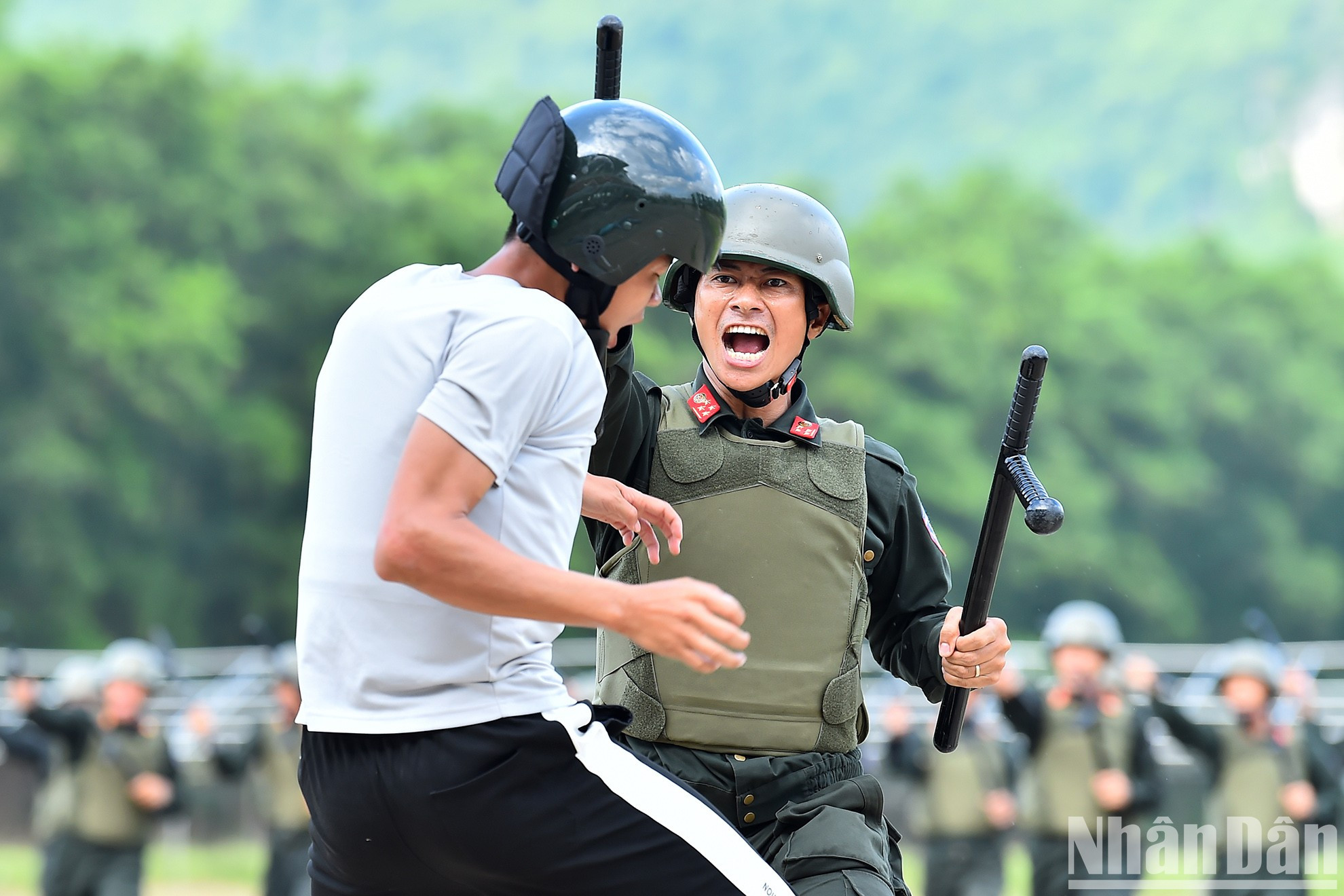 Los entrenamientos contribuyen a elevar la condición física y la técnica de los policías. Los entrenamientos contribuyen a elevar la condición física y la técnica de los policías.