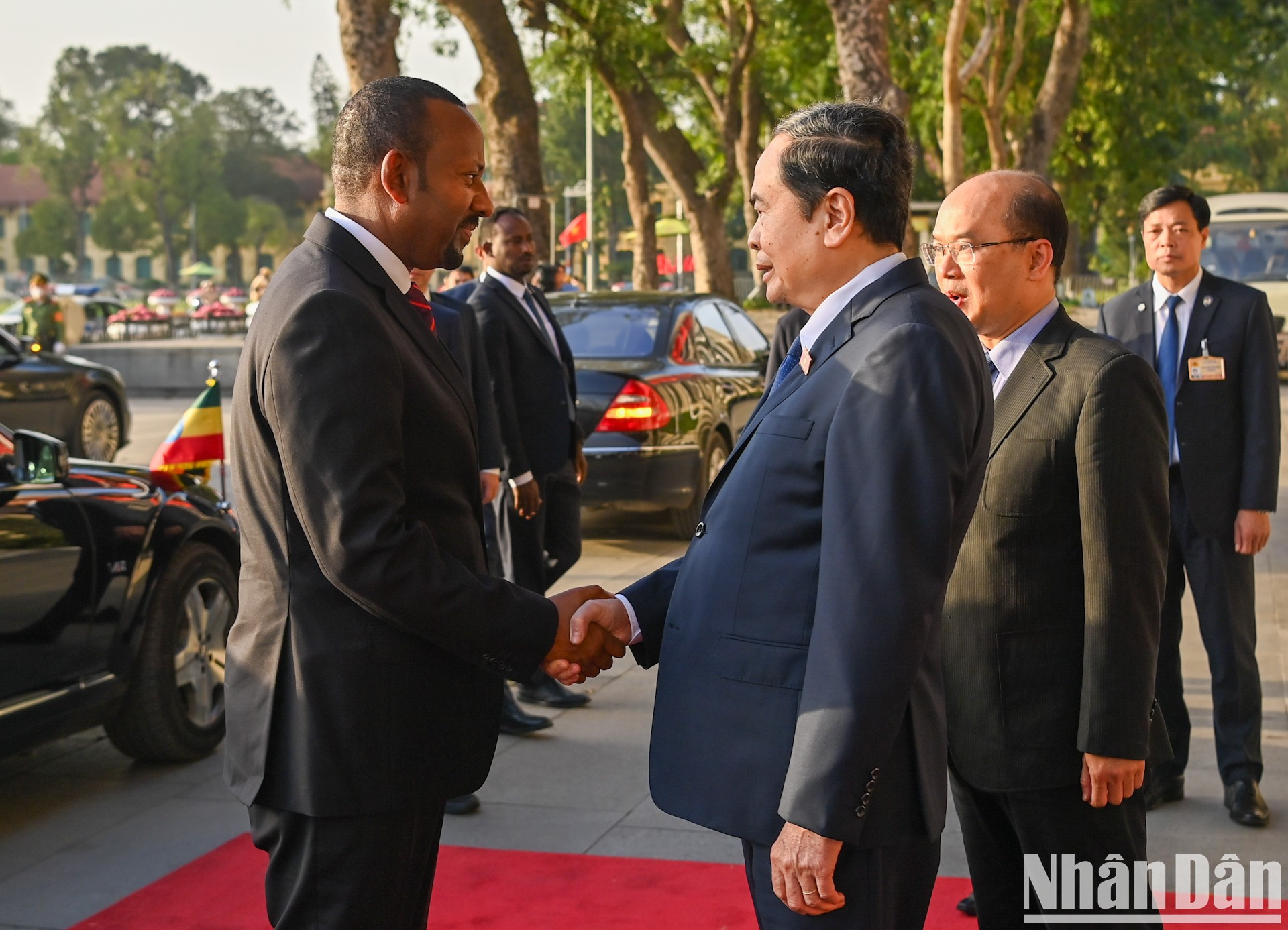 El dirigente legislativo de Vietnam, Tran Thanh Man (izq) recibe al premier de Etiopía, Abiy Ahmed Ali. El dirigente legislativo de Vietnam, Tran Thanh Man (izq) recibe al premier de Etiopía, Abiy Ahmed Ali.