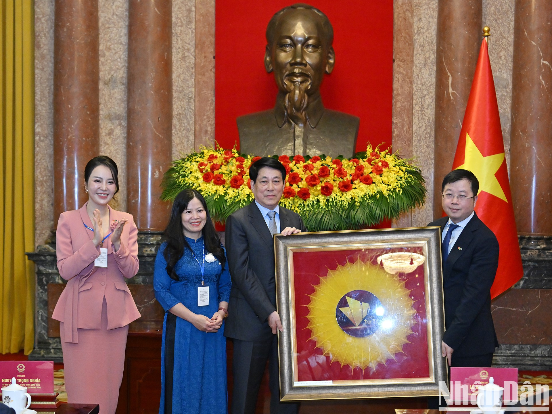 El director general de la Televisión Nacional, Nguyen Thanh Lam, y el equipo de producción del programa "Acciones Bondadosas" entregan un regalo al presidente del país. El director general de la Televisión Nacional, Nguyen Thanh Lam, y el equipo de producción del programa "Acciones Bondadosas" entregan un regalo al presidente del país.