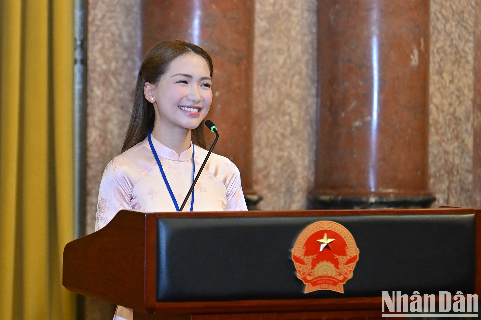 La cantante Nguyen Thi Hoa (Hoa Minzy) habla en la cita. La cantante Nguyen Thi Hoa (Hoa Minzy) habla en la cita.