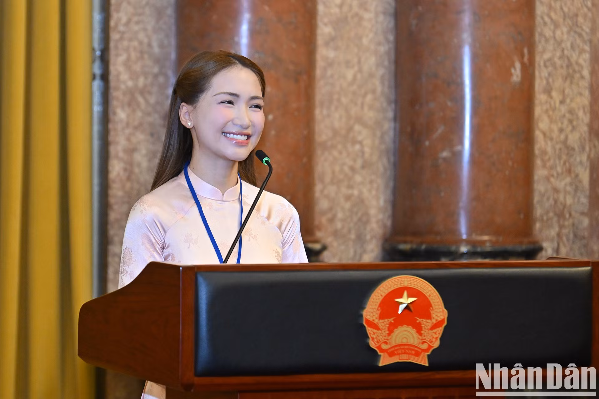 La cantante Nguyen Thi Hoa (Hoa Minzy) habla en la cita.