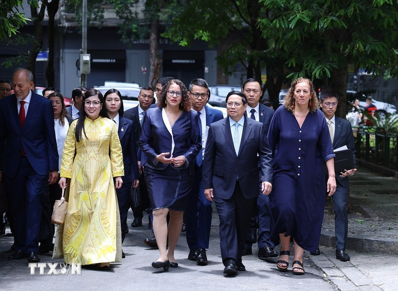 El premier vietnamita y su esposa llegan al lugar donde se coloca la placa conmemorativa en honor del Presidente Ho Chi Minh. El premier vietnamita y su esposa llegan al lugar donde se coloca la placa conmemorativa en honor del Presidente Ho Chi Minh.