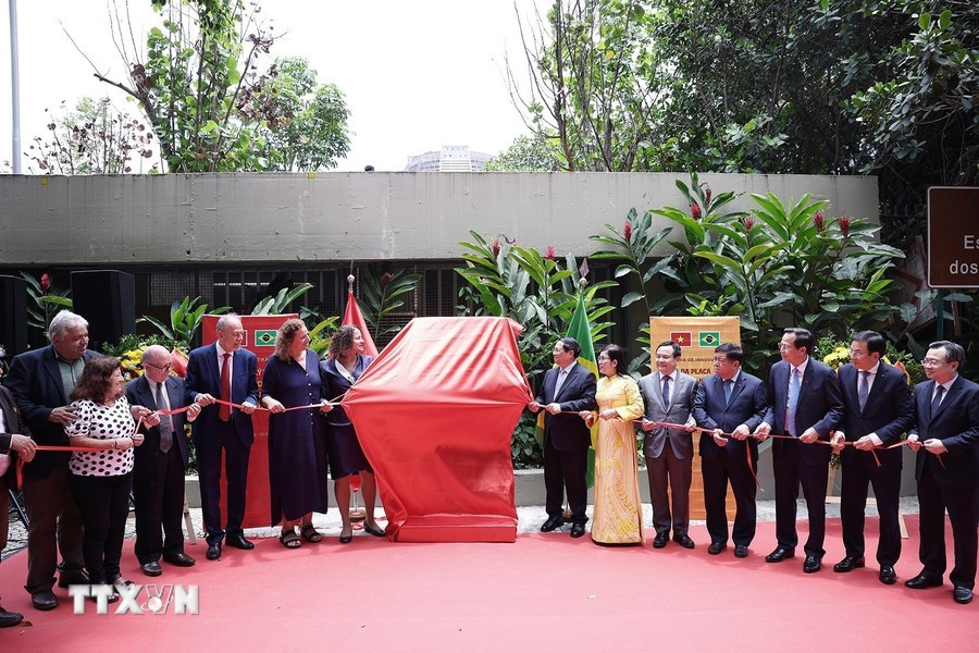 La ceremonia de inauguración de la placa conmemorativa en honor al Presidente Ho Chi Minh en el barrio de Santa Teresa, en la ciudad de Río de Janeiro, Brasil. La ceremonia de inauguración de la placa conmemorativa en honor al Presidente Ho Chi Minh en el barrio de Santa Teresa, en la ciudad de Río de Janeiro, Brasil.
