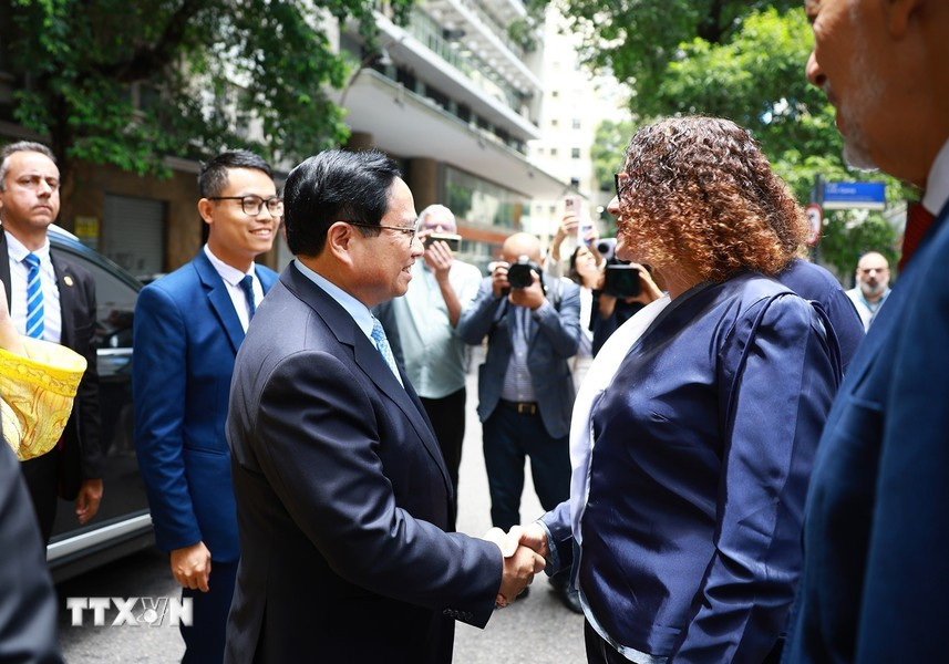 El premier vietnamita saluda a delegados brasileños. El premier vietnamita saluda a delegados brasileños.