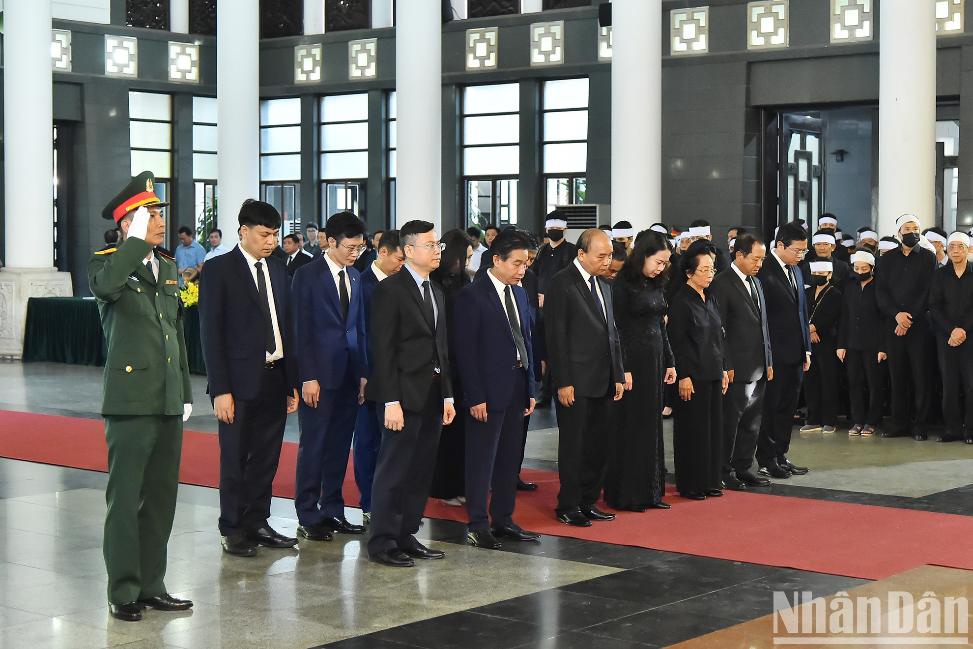 La vicepresidenta de Vietnam, Vo Thi Anh Xuan, frente a una delegación del Estado rinde homenaje al ex vicepremier Nguyen Khanh. La vicepresidenta de Vietnam, Vo Thi Anh Xuan, frente a una delegación del Estado rinde homenaje al ex vicepremier Nguyen Khanh.