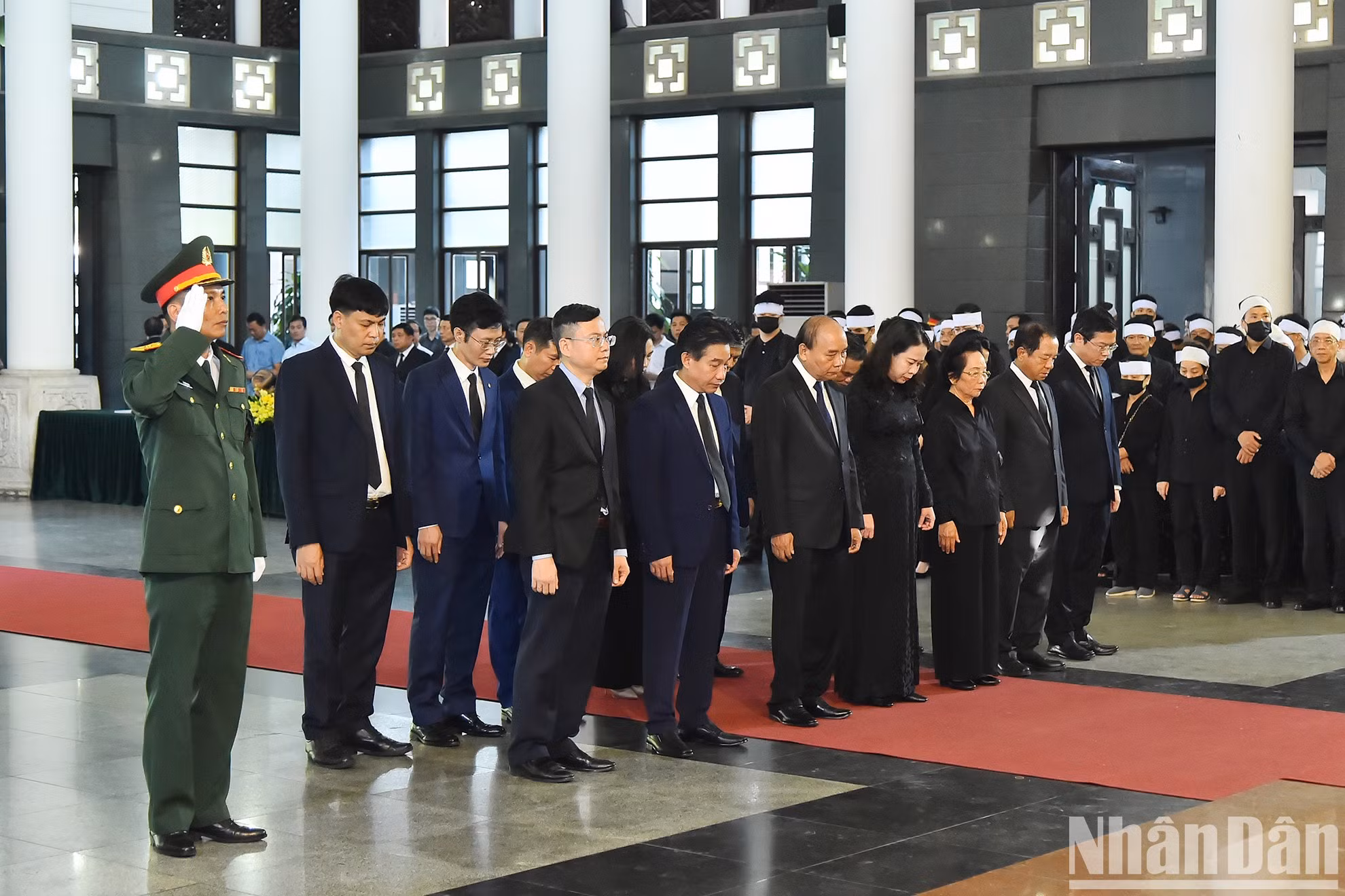 La vicepresidenta de Vietnam, Vo Thi Anh Xuan, frente a una delegación del Estado rinde homenaje al ex vicepremier Nguyen Khanh.