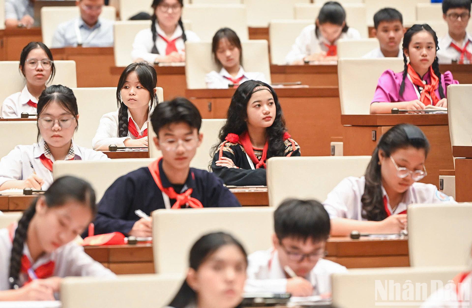 &quot;Pequeñas flores de montañas y bosques&quot; en la sala de conferencias de Dien Hong.