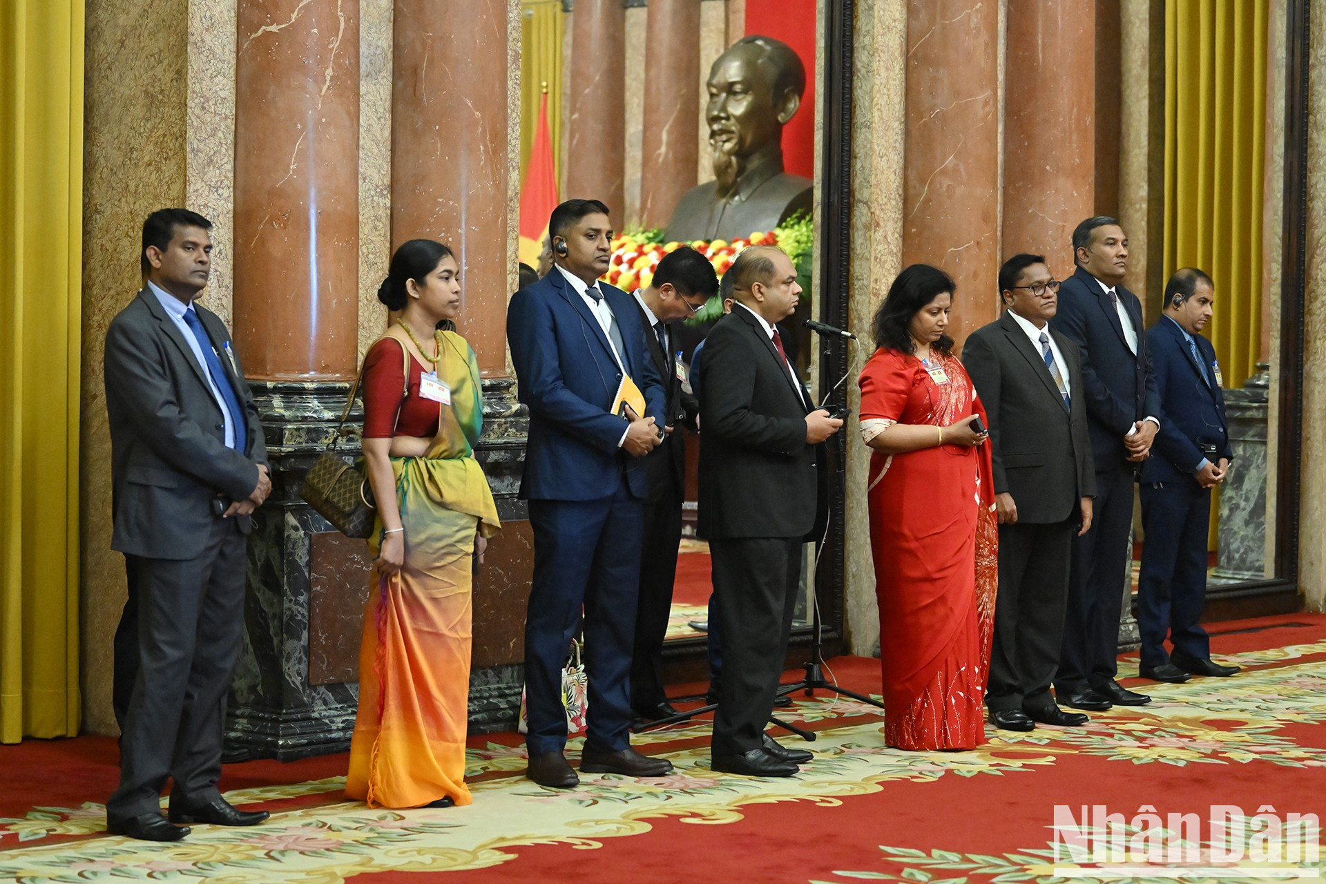 Delegados esrilanqueses participan en la rueda de prensa.