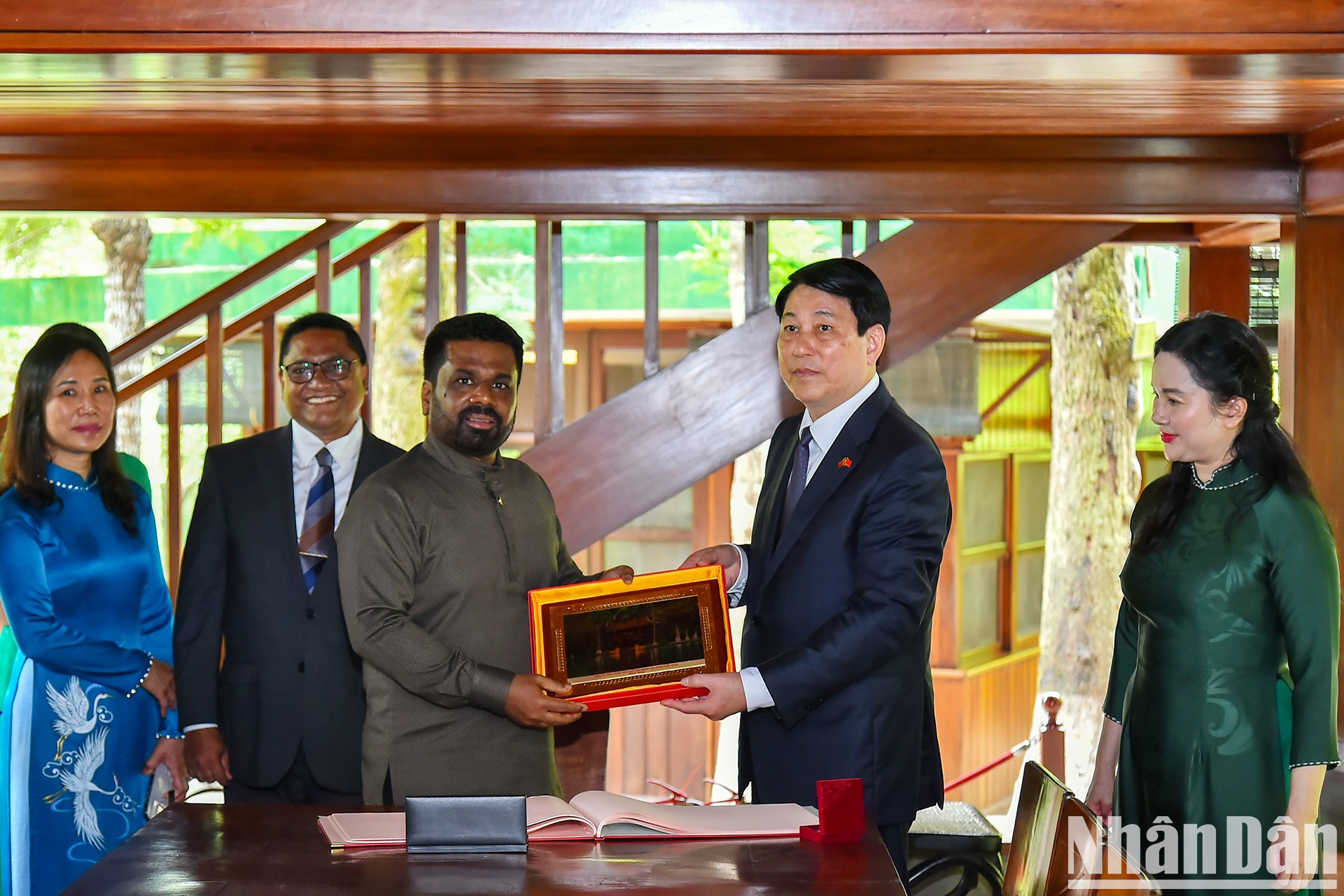 Luong Cuong obsequia un regalo de recuerdo a su par esrilanqués.