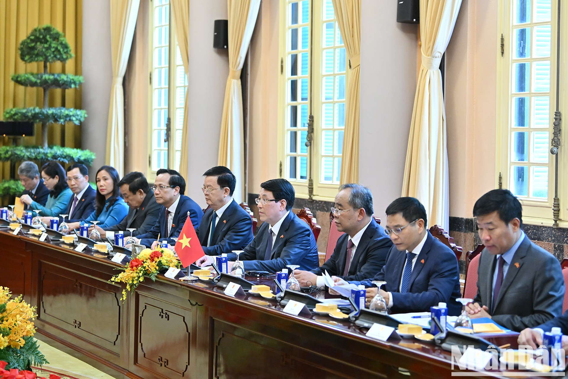 El jefe del Estado y funcionarios vietnamitas acuden a la cita. El jefe del Estado y funcionarios vietnamitas acuden a la cita.