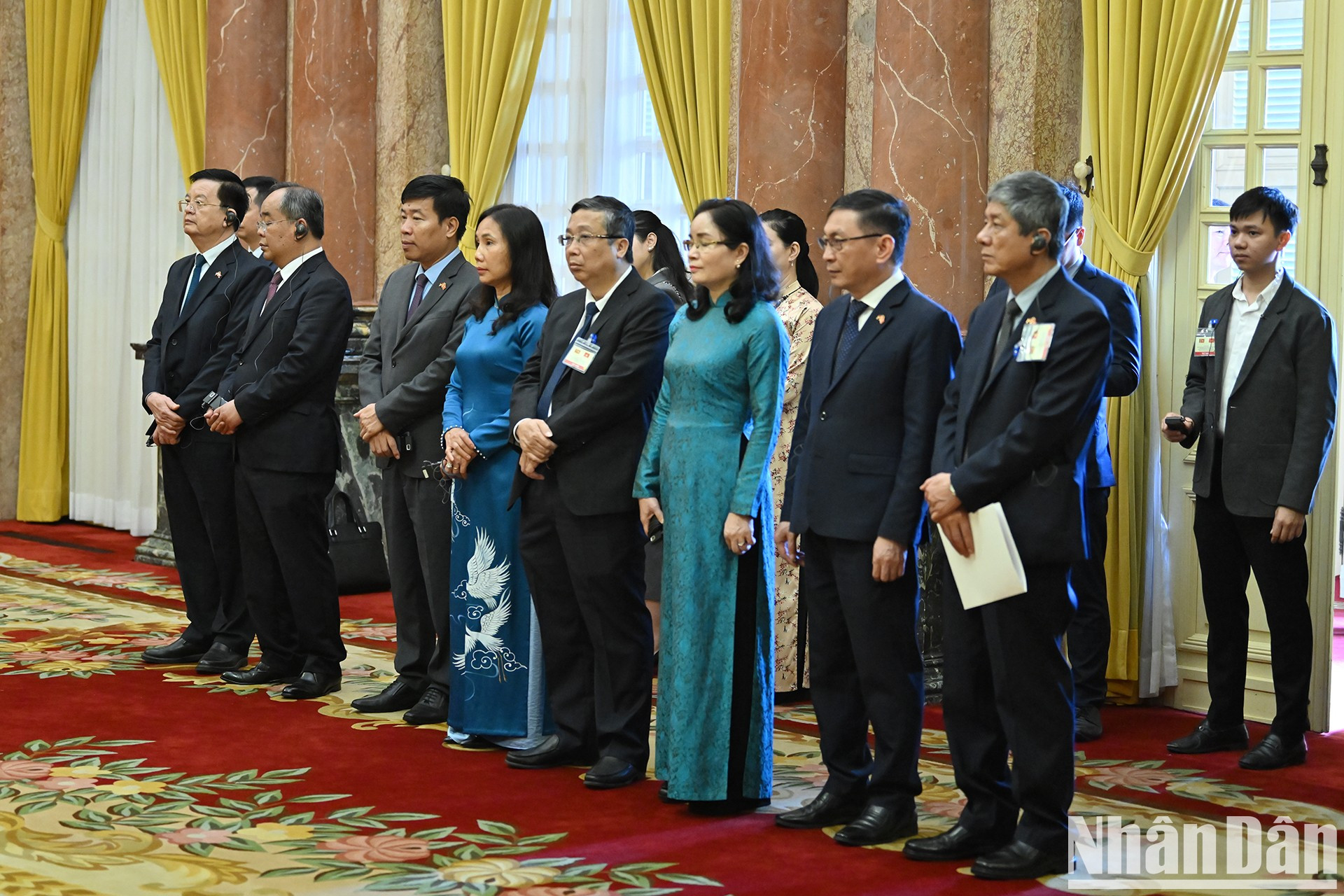 Los funcionarios vietnamitas asisten a la rueda de prensa.