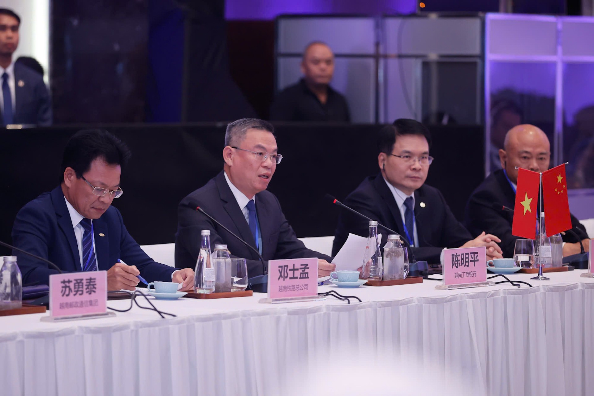 Un representante vietnamita presenta su opinión en la cita. Un representante vietnamita presenta su opinión en la cita.