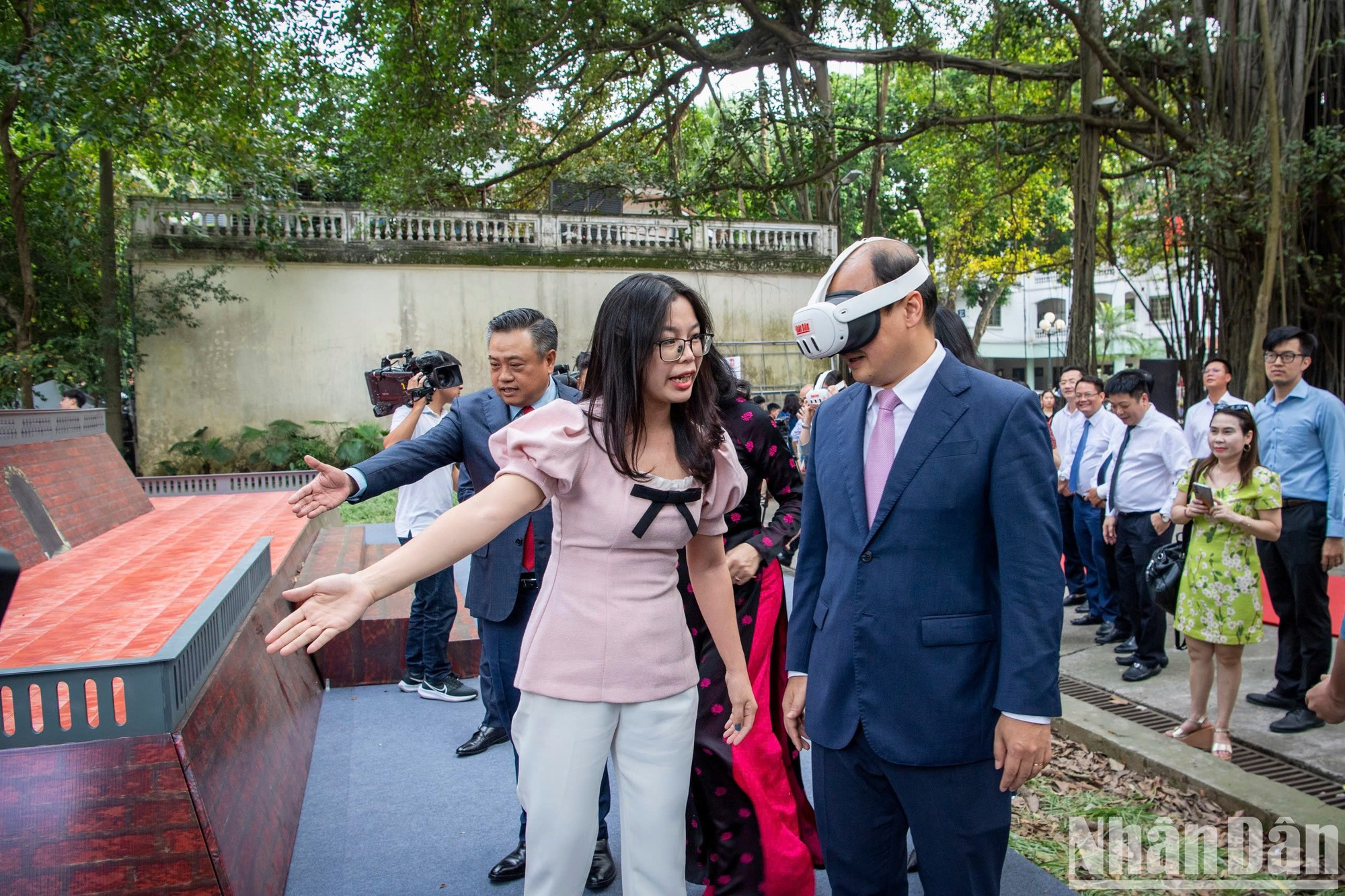 Los aasistentes experimentan la exposición. Los aasistentes experimentan la exposición.