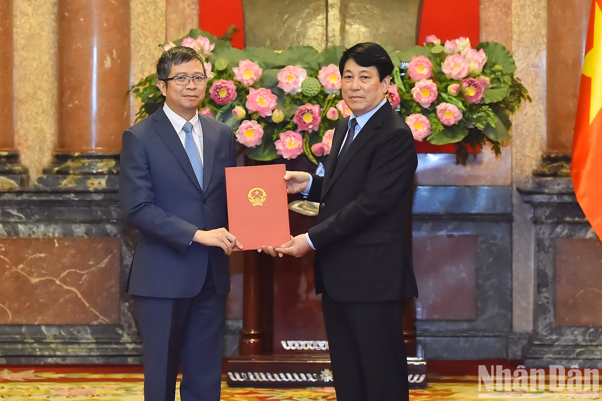 El presidente del país, Luong Cuong, entrega la decisión de nombramiento al vicecanciller Nguyen Thanh Binh.