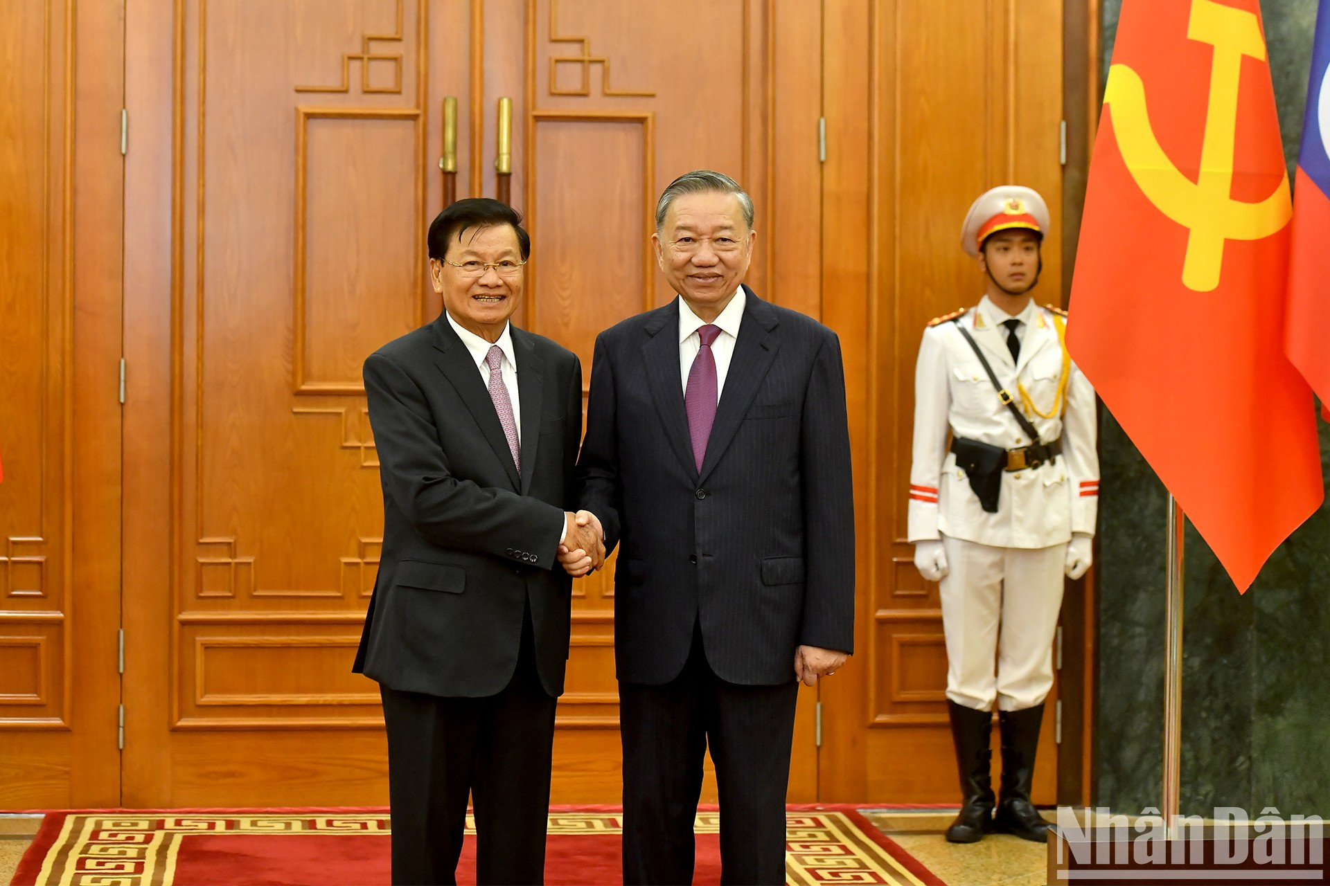Ambos dirigentes de Vietnam y Laos toman una foto antes de empezar la reunión. Ambos dirigentes de Vietnam y Laos toman una foto antes de empezar la reunión.