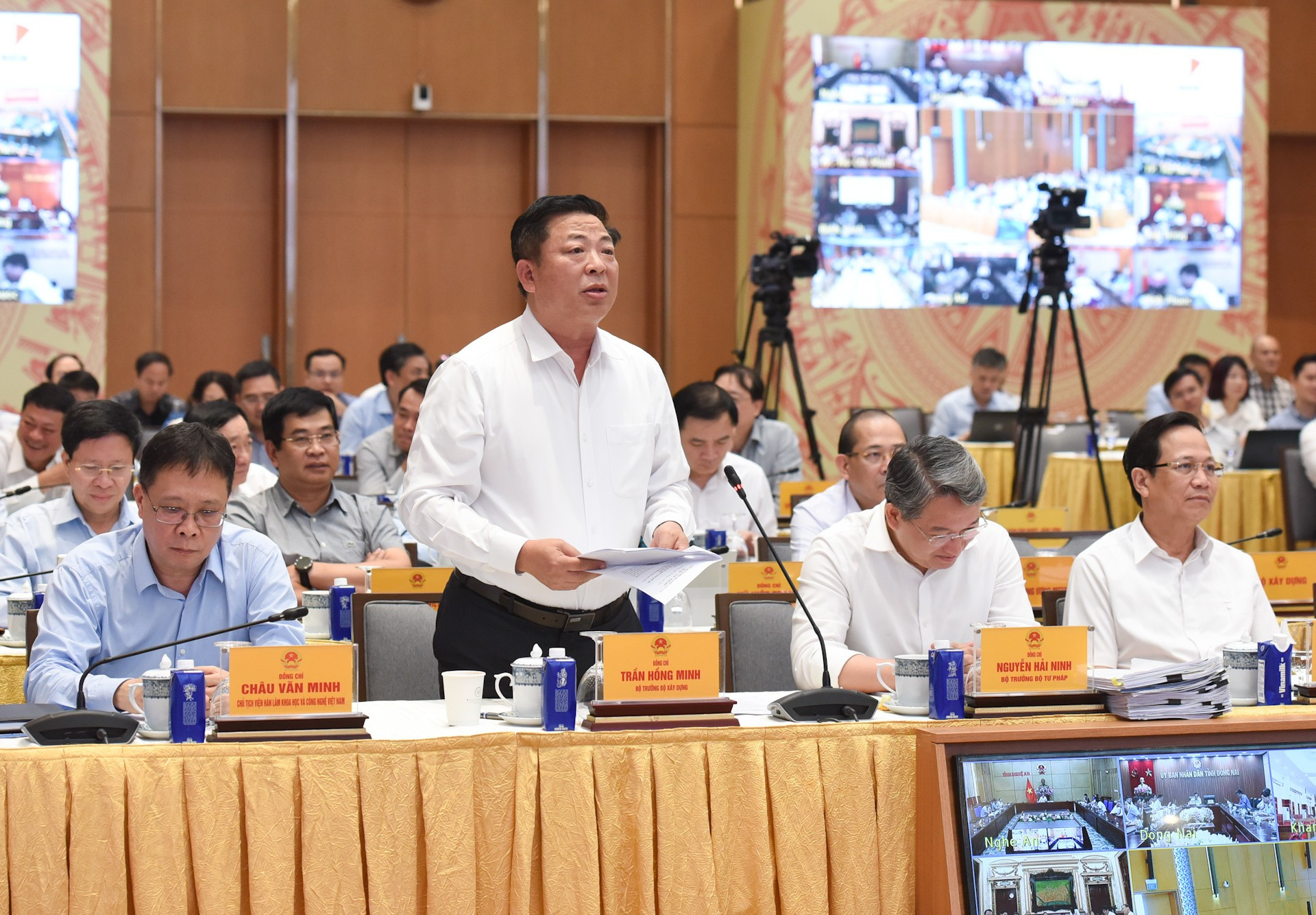 El ministro de Construcción, Tran Hong Minh, presenta un informe.