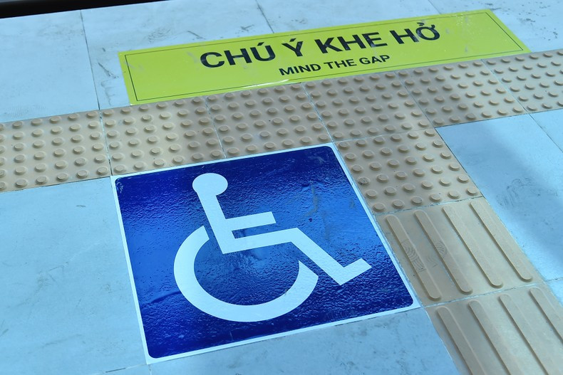 Señal de advertencia "Cuidado con el hueco" y señal para personas con discapacidad. Señal de advertencia "Cuidado con el hueco" y señal para personas con discapacidad.