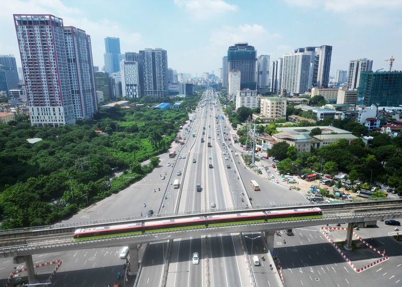El tramo del tren urbano número 3, desde la estación de Nhon a la de Hanói, tiene una longitud de 12,5 kilómetros, incluidas ocho estaciones elevadas y cuatro subterráneas. El tramo elevado (Nhon-Cau Giay) se extiende 8,5 kilómetros y el subterráneo (Cau Giay-Hanói) mide cuatro. El tramo del tren urbano número 3, desde la estación de Nhon a la de Hanói, tiene una longitud de 12,5 kilómetros, incluidas ocho estaciones elevadas y cuatro subterráneas. El tramo elevado (Nhon-Cau Giay) se extiende 8,5 kilómetros y el subterráneo (Cau Giay-Hanói) mide cuatro.