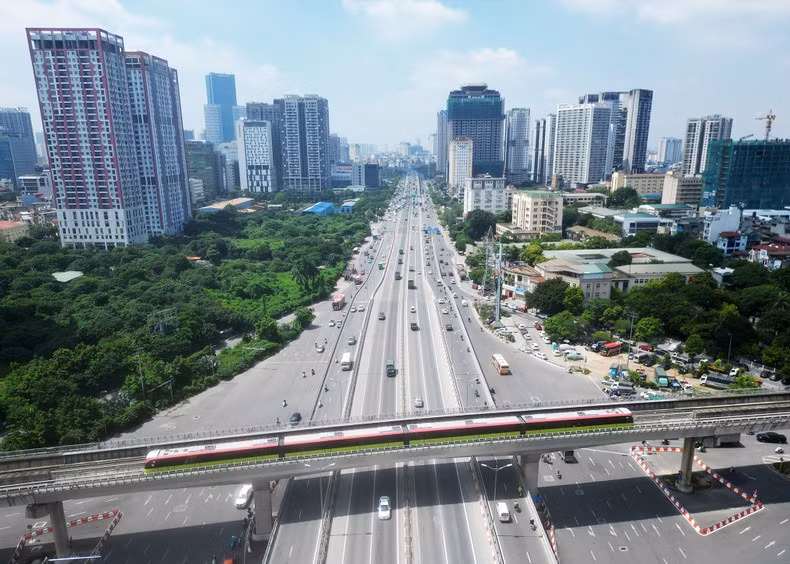 El tramo del tren urbano número 3, desde la estación de Nhon a la de Hanói, tiene una longitud de 12,5 kilómetros, incluidas ocho estaciones elevadas y cuatro subterráneas. El tramo elevado (Nhon-Cau Giay) se extiende 8,5 kilómetros y el subterráneo (Cau Giay-Hanói) mide cuatro. El tramo del tren urbano número 3, desde la estación de Nhon a la de Hanói, tiene una longitud de 12,5 kilómetros, incluidas ocho estaciones elevadas y cuatro subterráneas. El tramo elevado (Nhon-Cau Giay) se extiende 8,5 kilómetros y el subterráneo (Cau Giay-Hanói) mide cuatro.