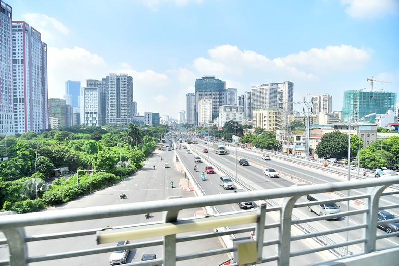 Un rincón de Hanói visto desde el tramo elevado de la ruta. Un rincón de Hanói visto desde el tramo elevado de la ruta.