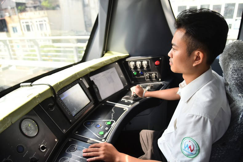 El conductor del tren opera el tramo elevado de la estación de tren Nhon-Hanói. El conductor del tren opera el tramo elevado de la estación de tren Nhon-Hanói.