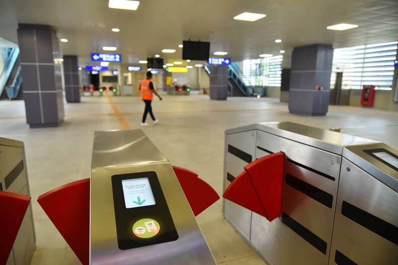 Todo el segmento tiene un diseño moderno y cuenta con un carril separado para personas con discapacidad visual y ascensores para minusválidos. Todo el segmento tiene un diseño moderno y cuenta con un carril separado para personas con discapacidad visual y ascensores para minusválidos.