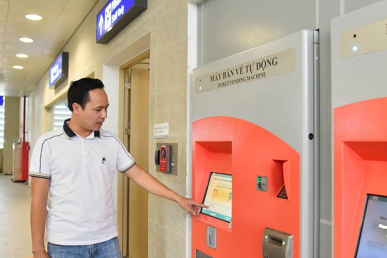 Un ciudadano compra un billete en la máquina expendedora automática. El abono mensual cuesta 200 mil dongs vietnamitas (unos 7,95 dólares). Los estudiantes y trabajadores del parque industrial disfrutan de un descuento del 50%. Los que quieran hacer viajes ilimitados en un día pueden comprar un billete de un día, que cuesta 0,95 dólares. El coste por viaje varía entre ocho mil dongs (0,3 dólares) y 12 mil dongs (0,5 dólares), según la distancia recorrida. Un ciudadano compra un billete en la máquina expendedora automática. El abono mensual cuesta 200 mil dongs vietnamitas (unos 7,95 dólares). Los estudiantes y trabajadores del parque industrial disfrutan de un descuento del 50%. Los que quieran hacer viajes ilimitados en un día pueden comprar un billete de un día, que cuesta 0,95 dólares. El coste por viaje varía entre ocho mil dongs (0,3 dólares) y 12 mil dongs (0,5 dólares), según la distancia recorrida.