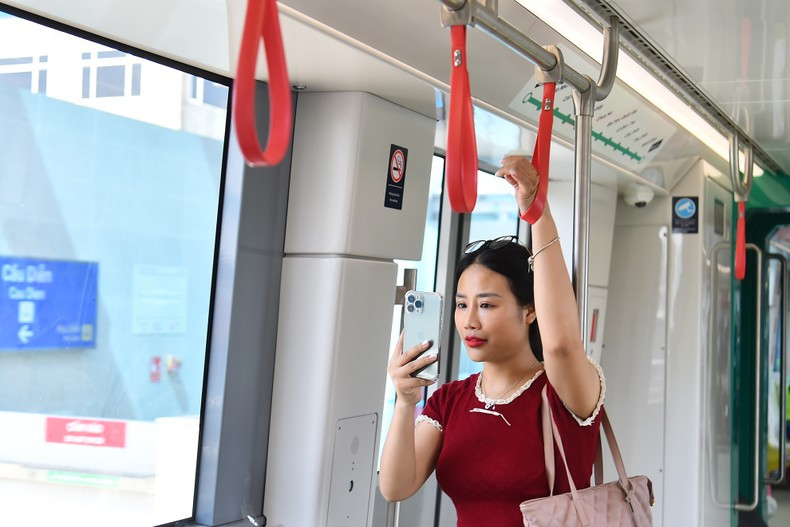 Los capitalinos disfrutan viajando en tren desde la estación de Nhon hasta la de Cau Giay. Los capitalinos disfrutan viajando en tren desde la estación de Nhon hasta la de Cau Giay.