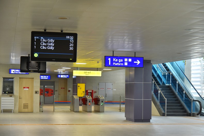 La estación, con la señalización completada, está lista para servir a los pasajeros. La estación, con la señalización completada, está lista para servir a los pasajeros.