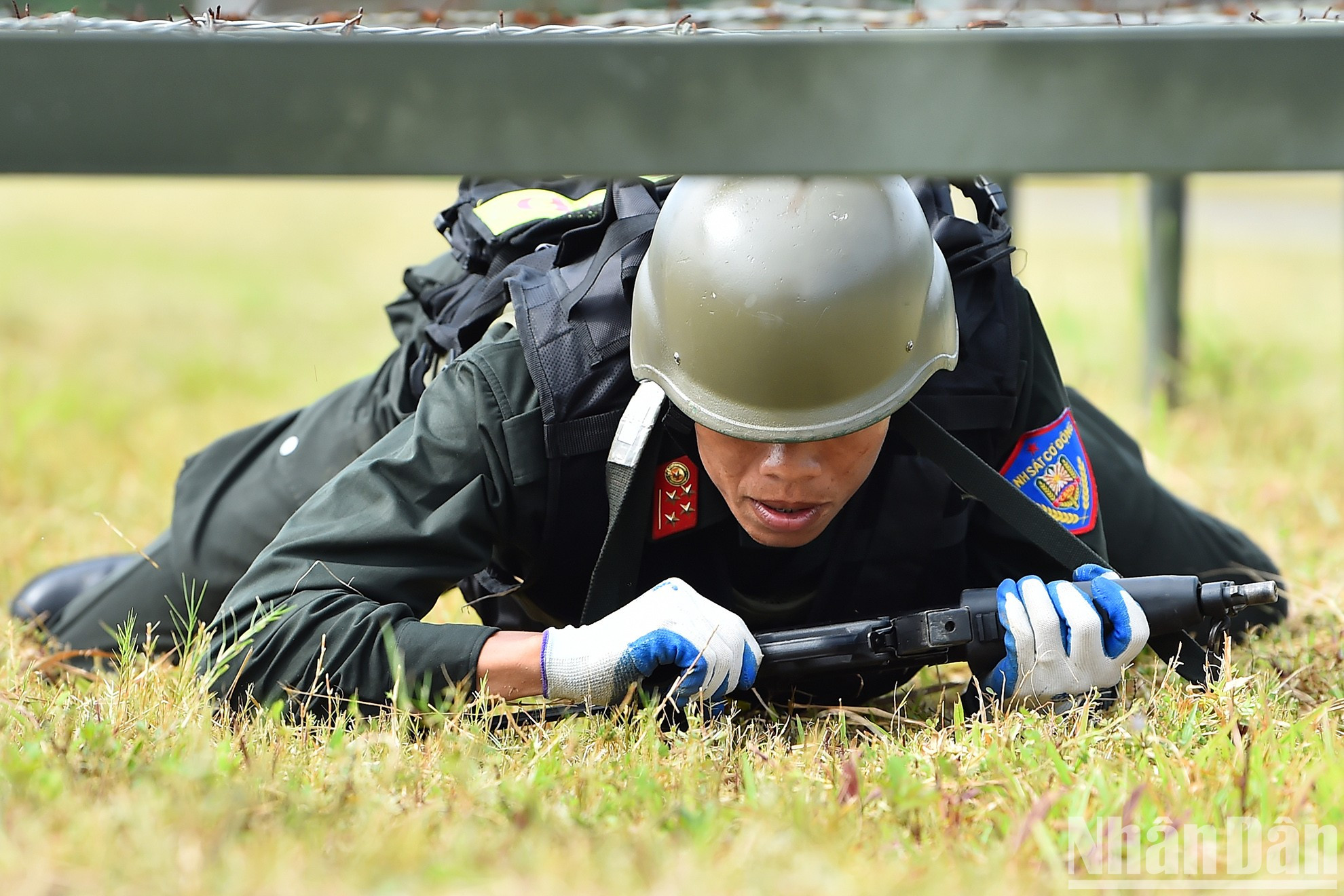 Cada uno lleva una mochila con herramientas y equipo de soporte completo que pesa más de diez kilogramos. Cada uno lleva una mochila con herramientas y equipo de soporte completo que pesa más de diez kilogramos.