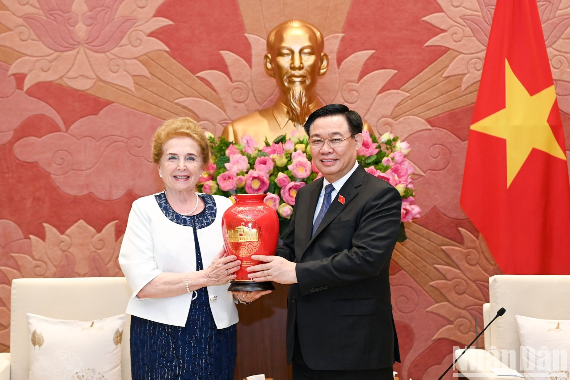 El presidente de la Asamblea Nacional de Vietnam, Vuong Dinh Hue, entrega obsequios a la legisladora húngara.