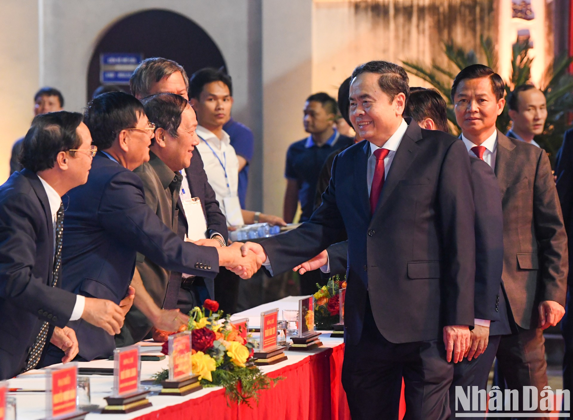 El máximo legislador vietnamita saluda a los asistentes. El máximo legislador vietnamita saluda a los asistentes.