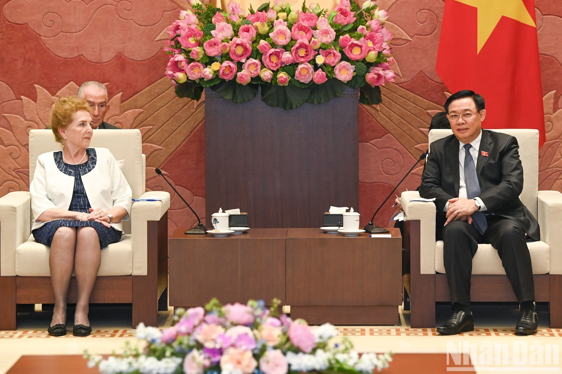 El presidente de la Asamblea Nacional de Vietnam, Vuong Dinh Hue, y la primera vicepresidenta de la Asamblea Nacional de Hungría, Márta Mátrai.
