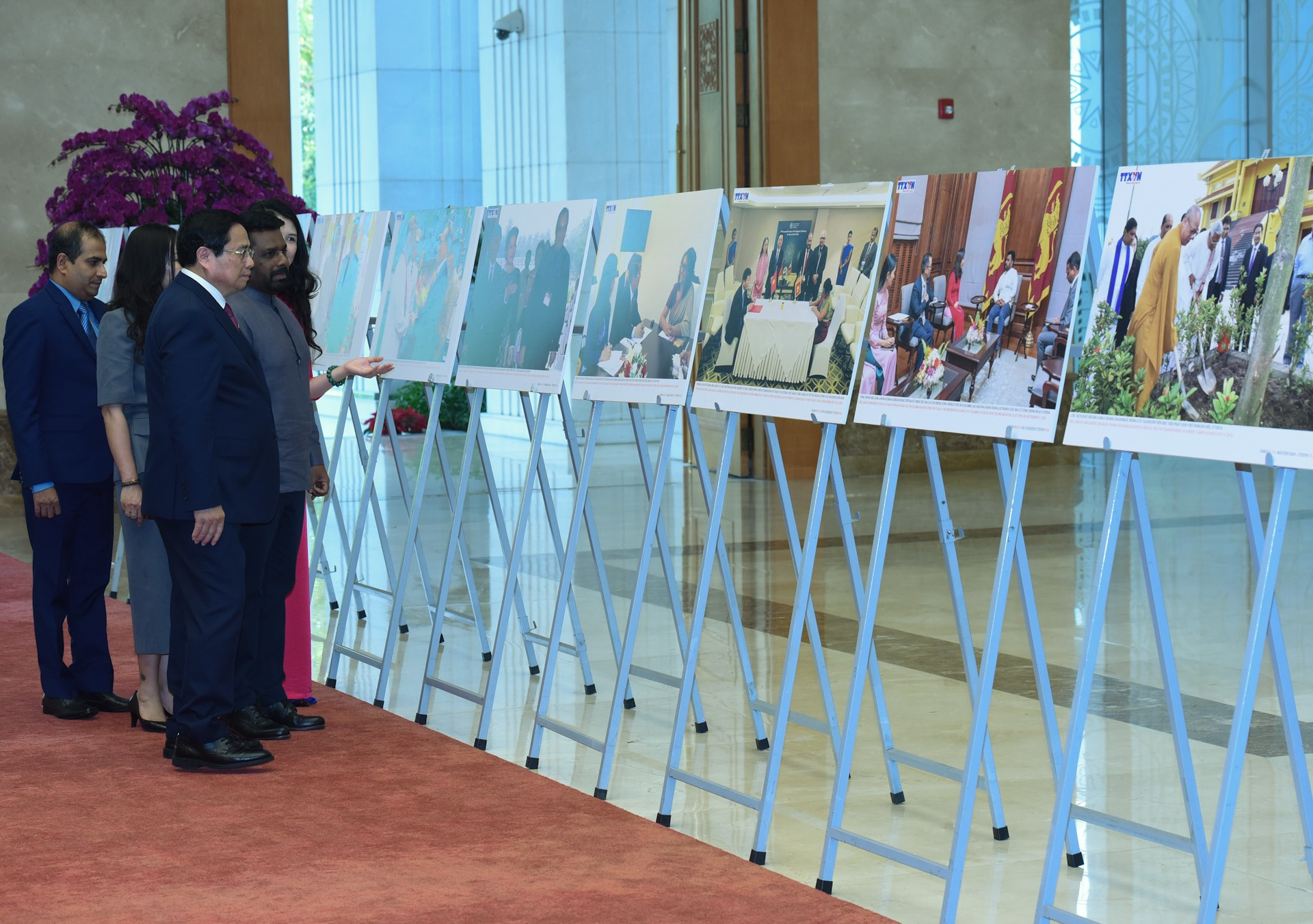 Ambos mandatarios visitan una exposición fotográfica sobre las relaciones bilaterales.