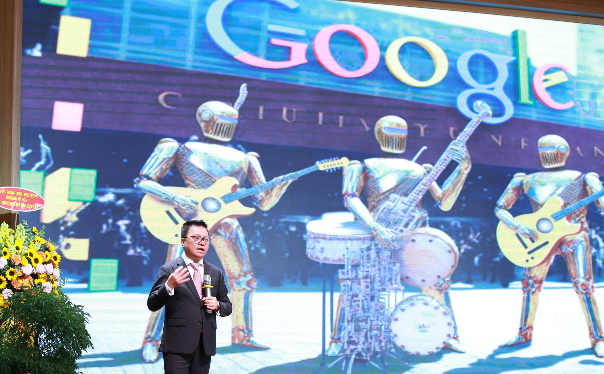 El presidente-editor de Nhan Dan presenta el tema “Periodismo 2023, Tendencias y Pronósticos”.