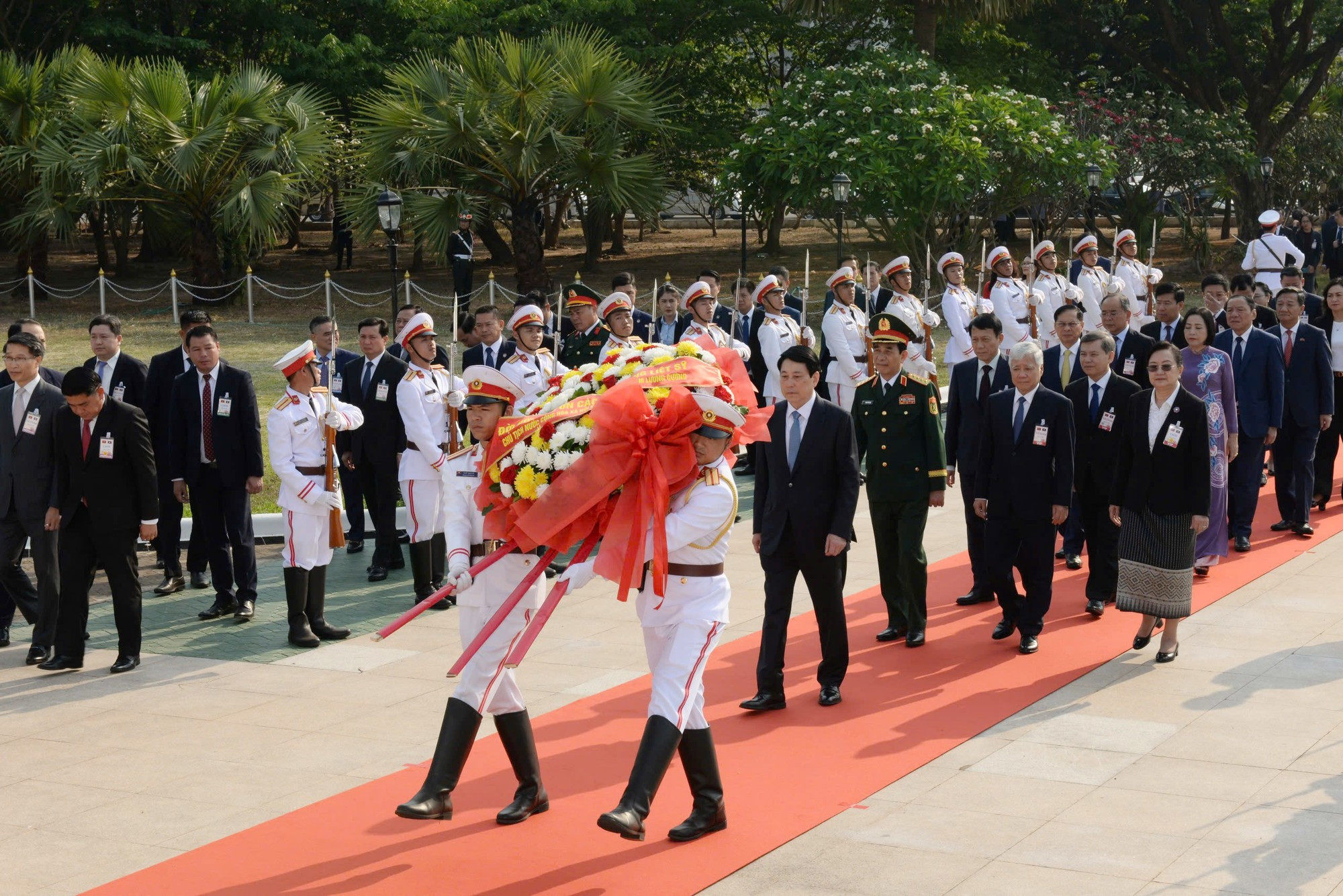 El presidente de Vietnam, Luong Cuong, al frente de una delegación de alto nivel, coloca una ofrenda floral en el Monumento a los Mártires en Vientián. El presidente de Vietnam, Luong Cuong, al frente de una delegación de alto nivel, coloca una ofrenda floral en el Monumento a los Mártires en Vientián.