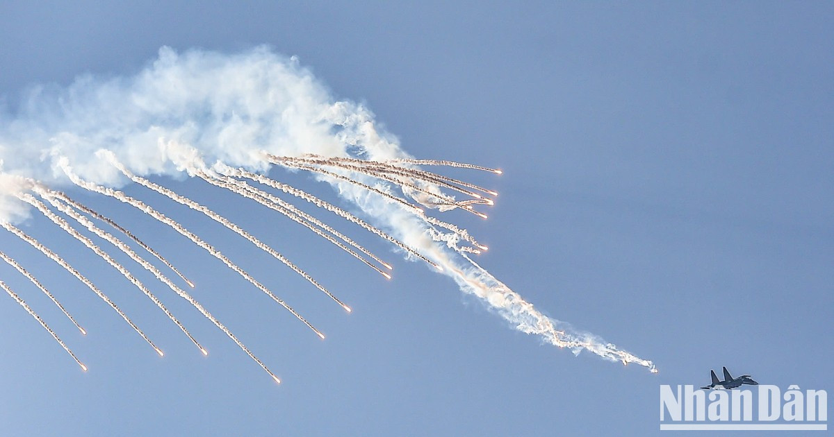 [Foto] Presentaciones de helicópteros y cazas de combate por 50 aniversario de reunificación nacional