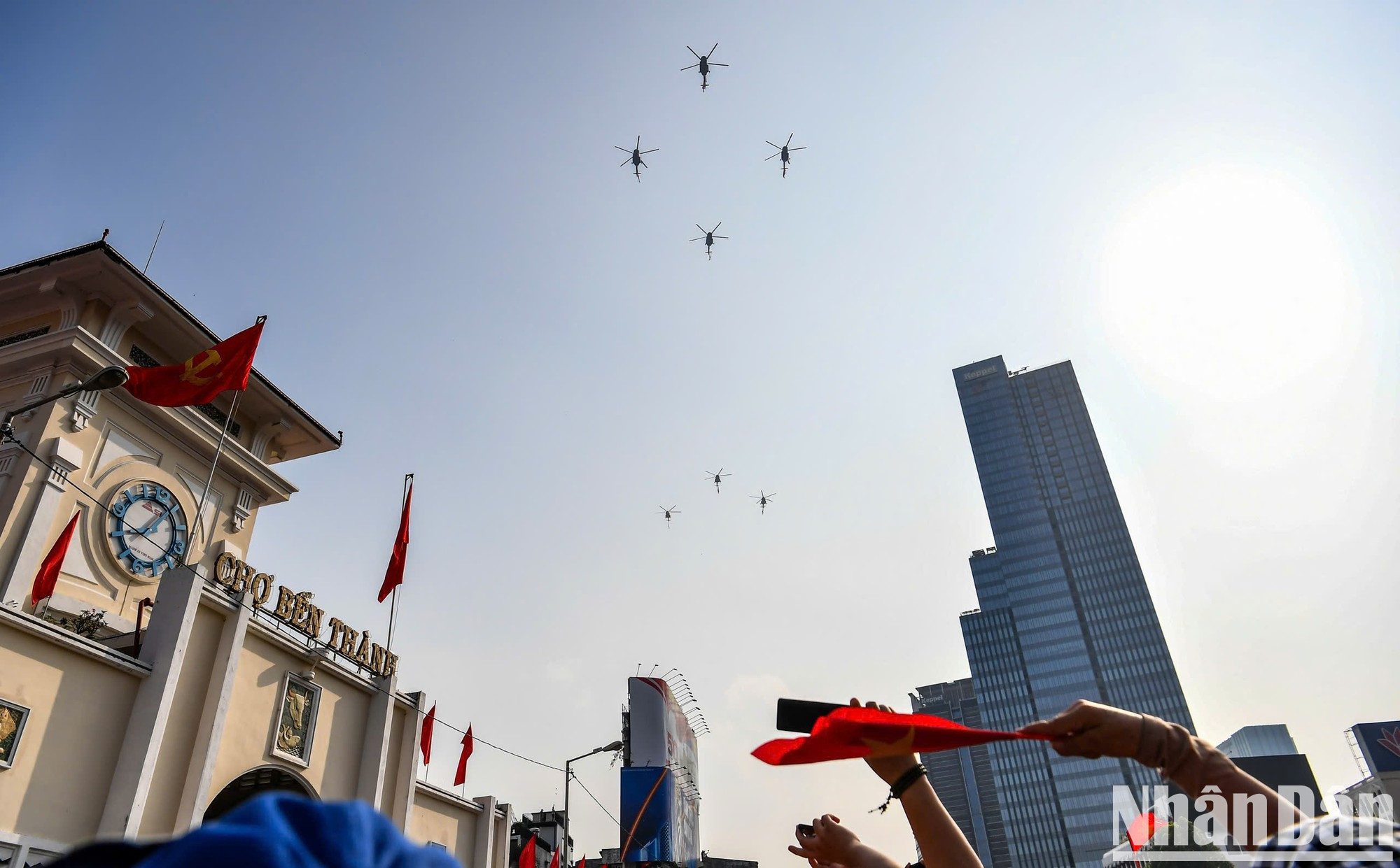 Los helicópeteros vuelan sobre el mercado de Ben Thanh.