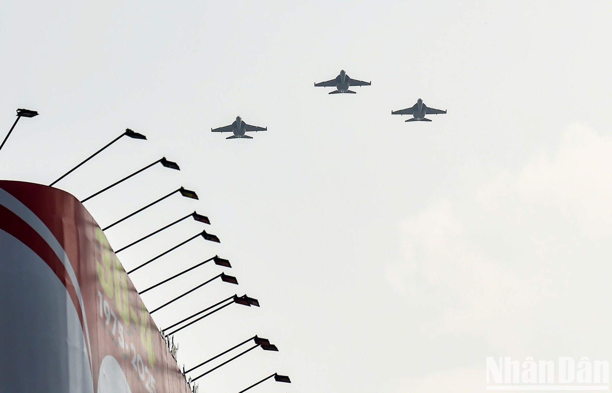 Cazas vuelan en el cielo de Ciudad Ho Chi Minh.