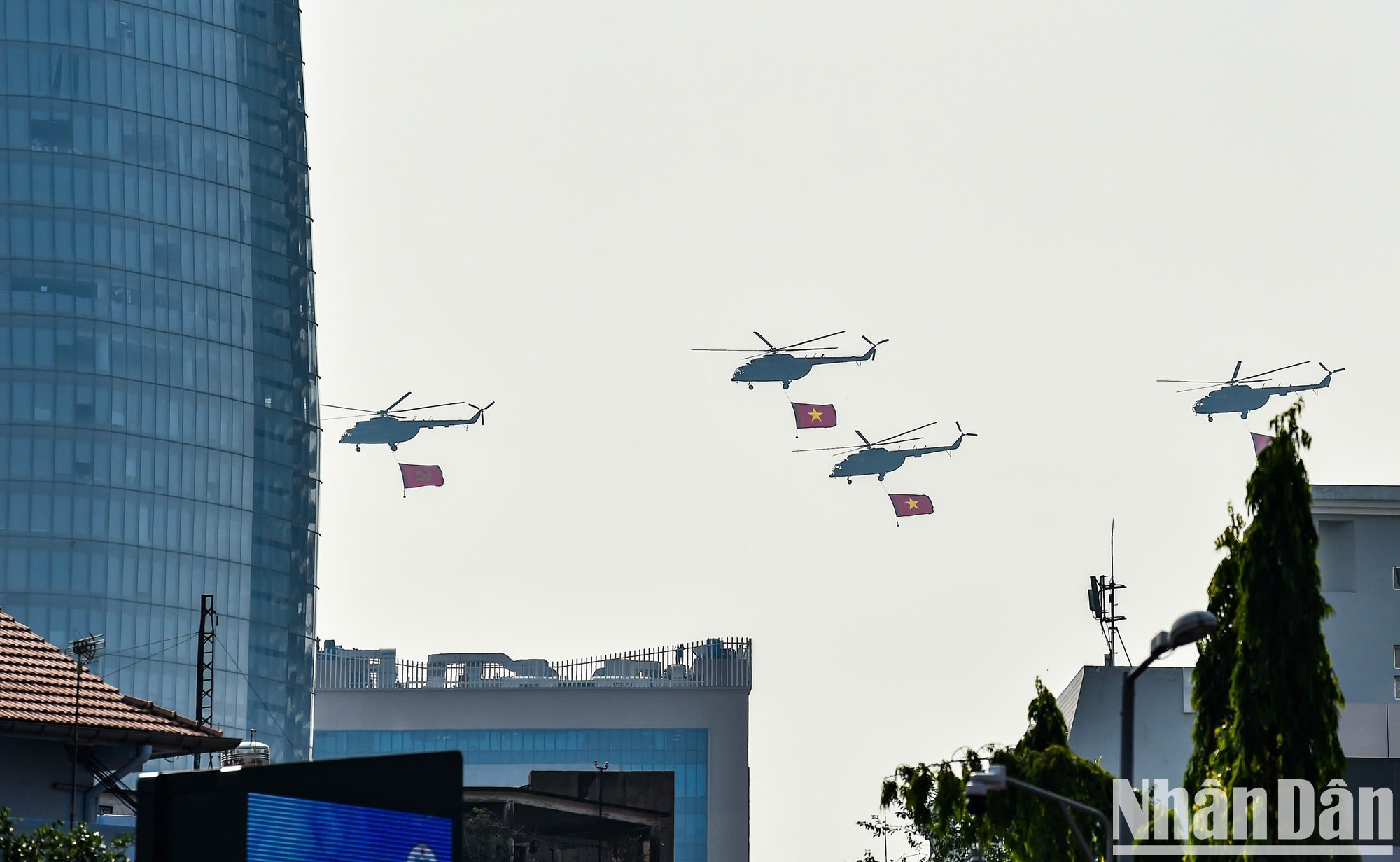 Los helicópteros vuelan con las banderas del Partido y de la Patria.